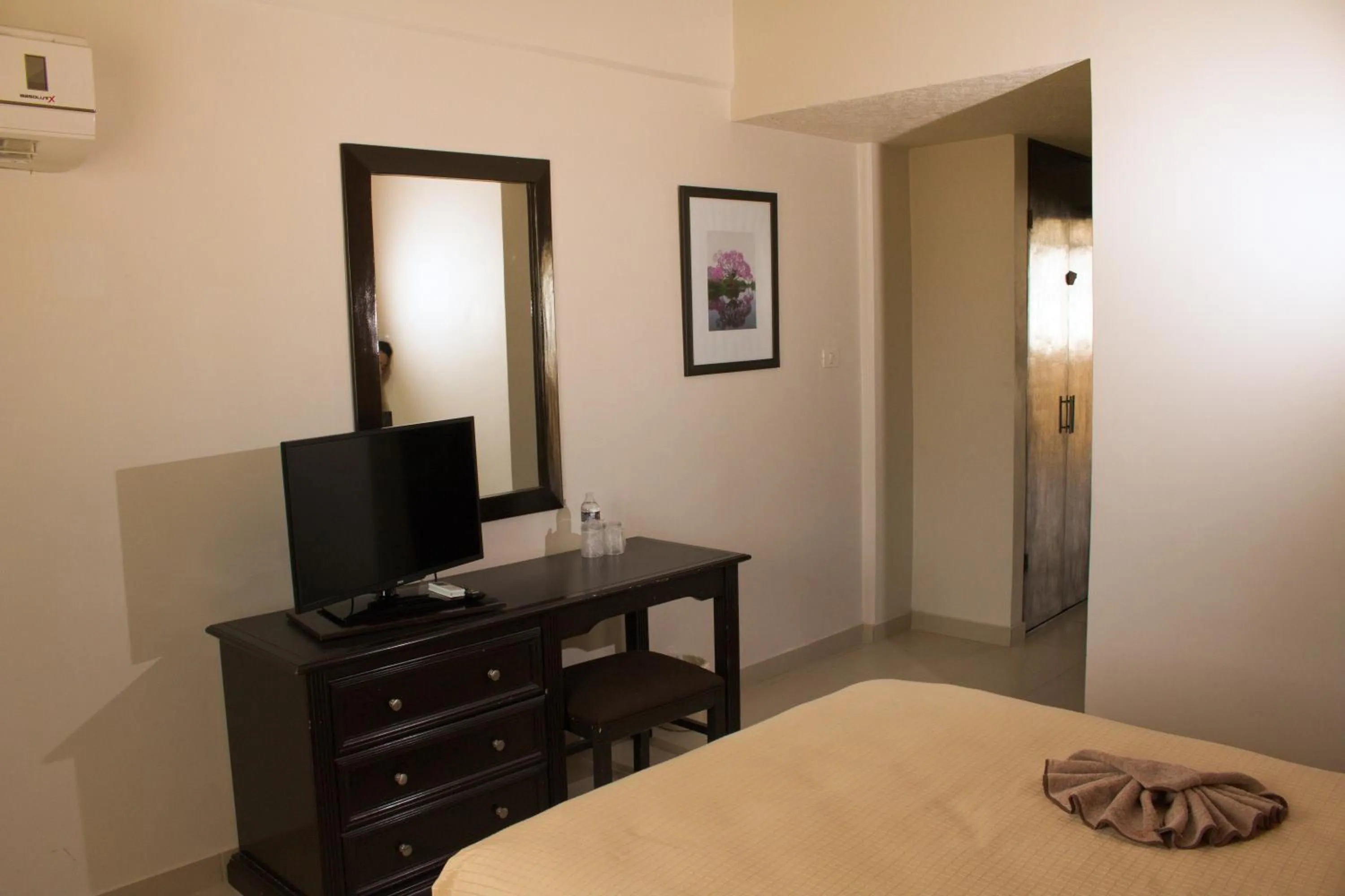 Photo of the whole room, Bed in Hotel Miraflores Villahermosa