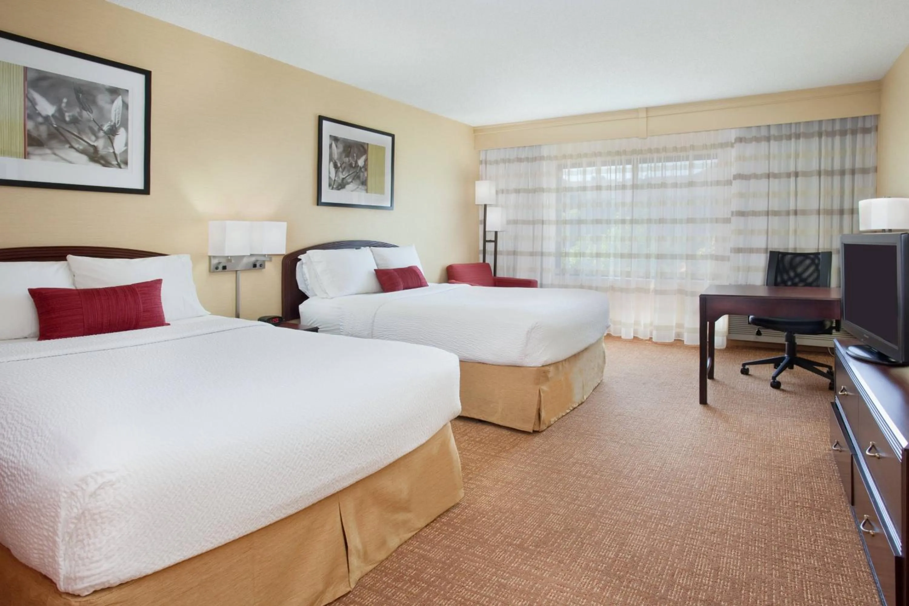 Photo of the whole room, Bed in Courtyard Salt Lake City Airport