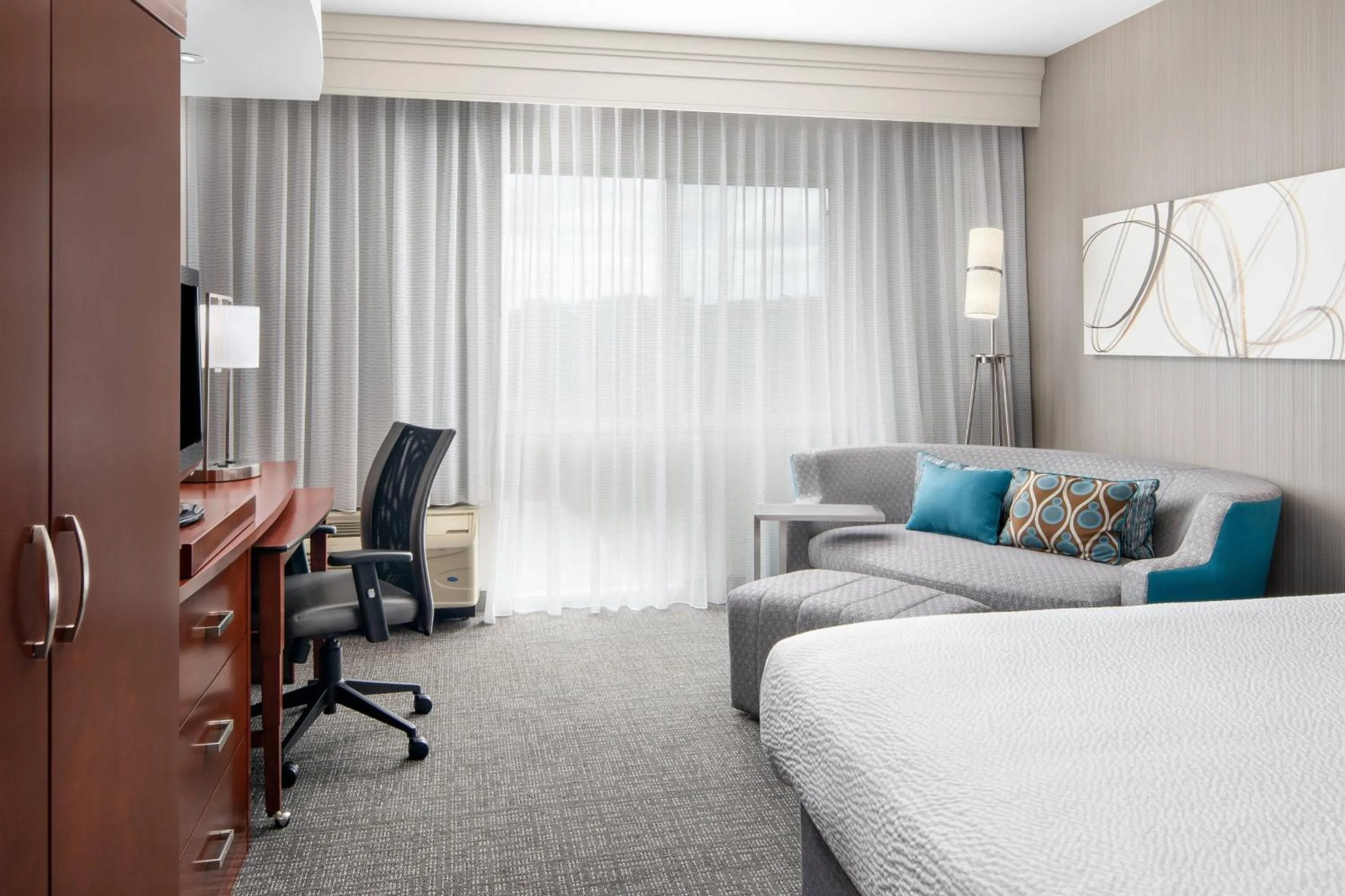 Photo of the whole room, Bed in Courtyard by Marriott Raleigh North/Triangle Town Center