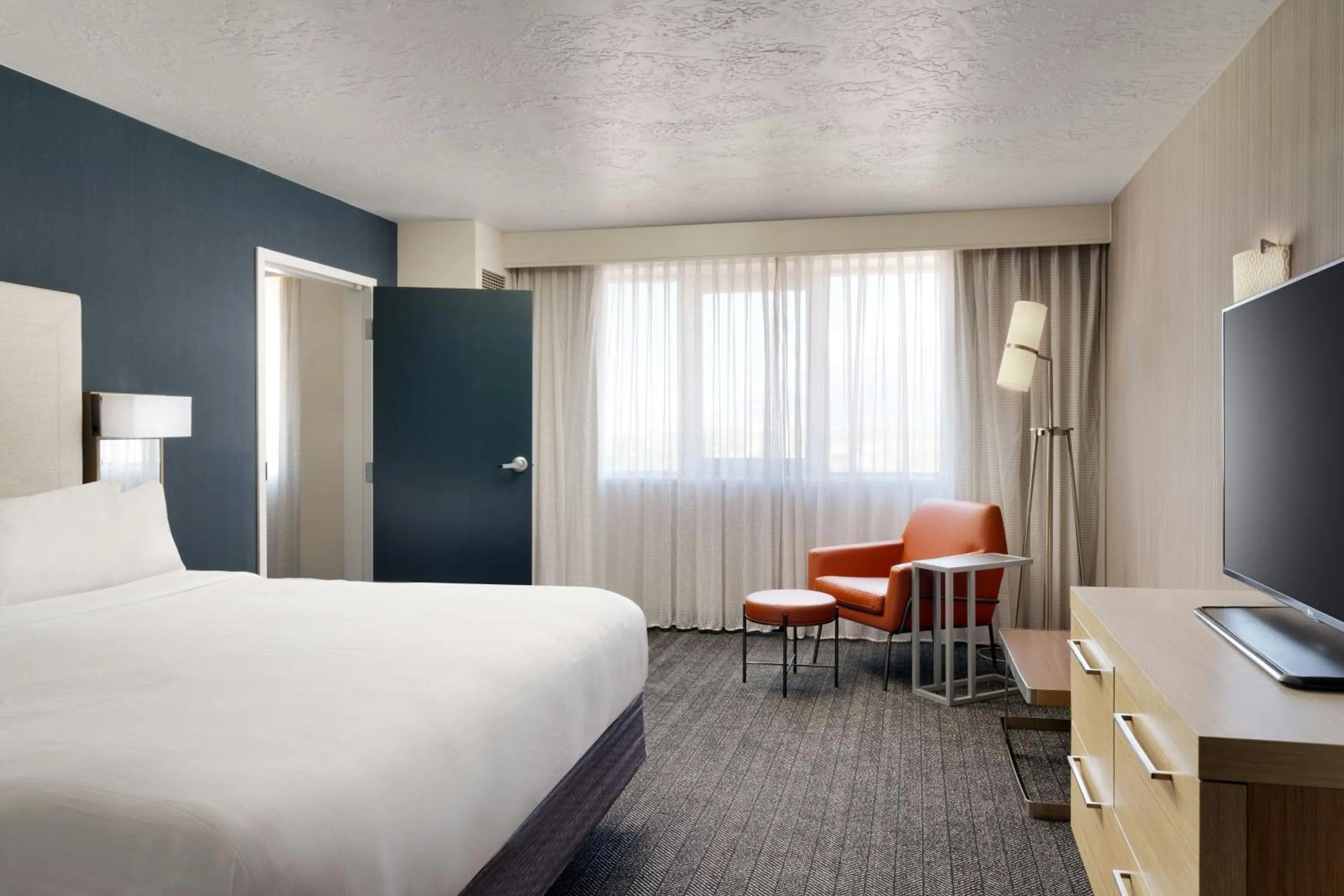 Photo of the whole room, Bed in Courtyard by Marriott Ogden