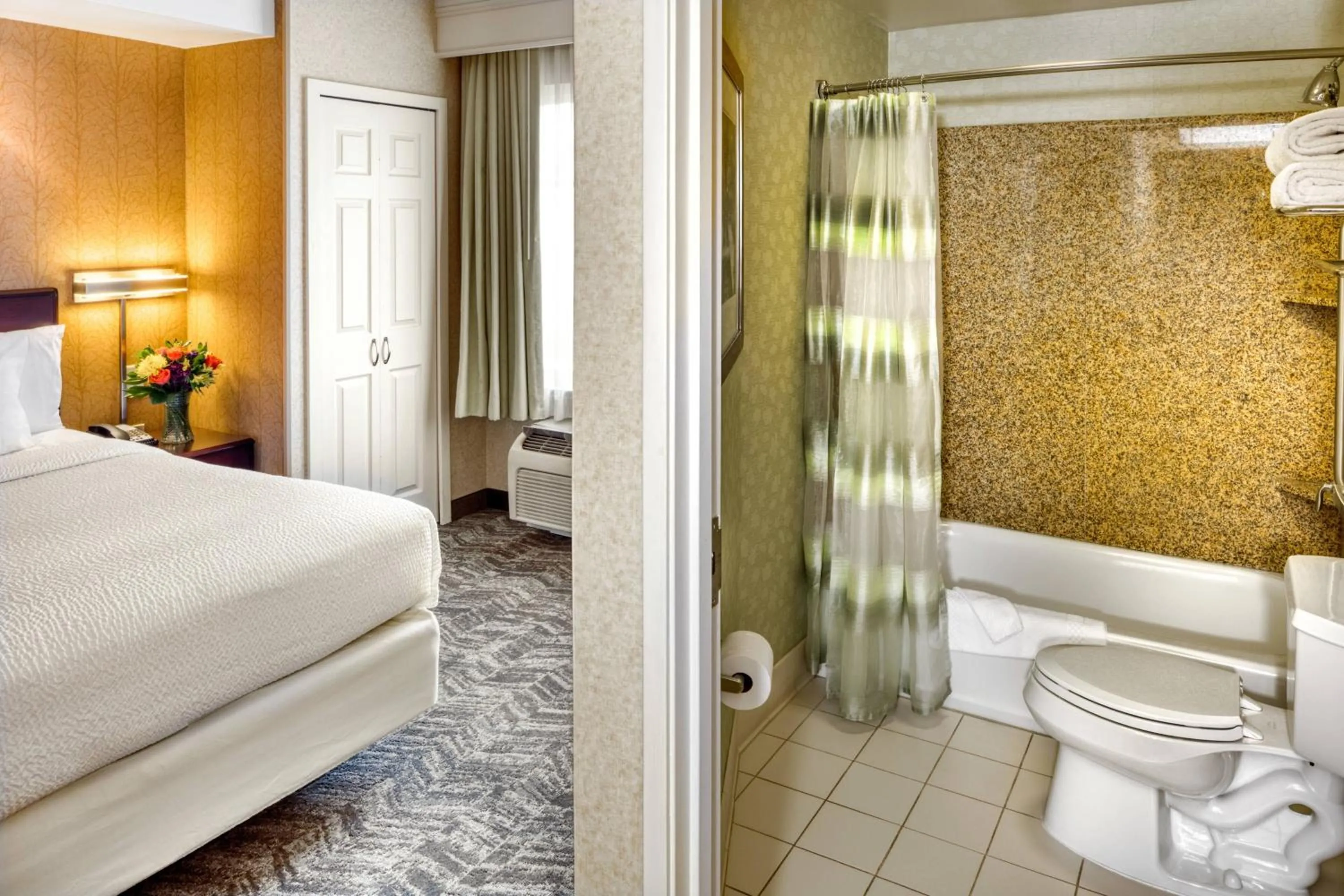 Bathroom, Bed in SpringHill Suites by Marriott Salt Lake City Downtown