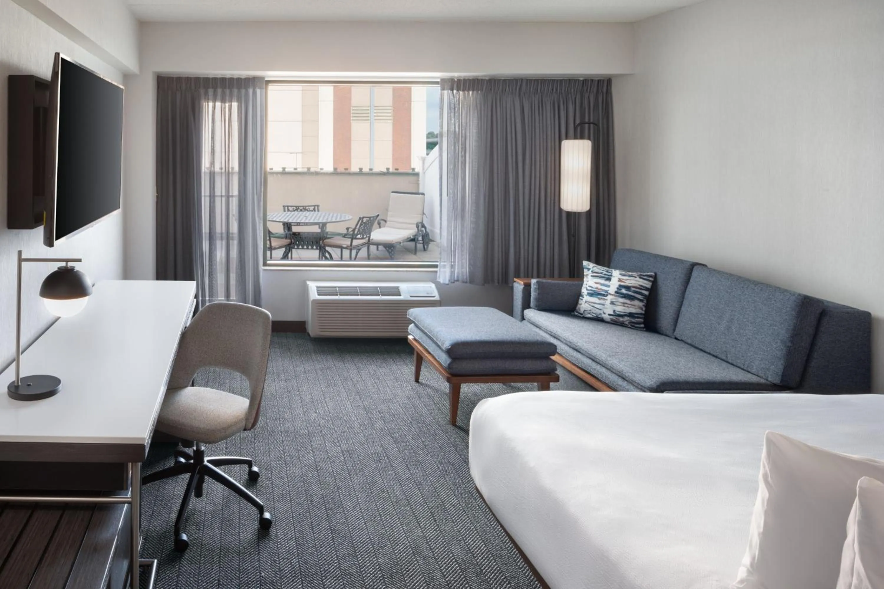 Bedroom, Bed in Courtyard by Marriott Stamford Downtown