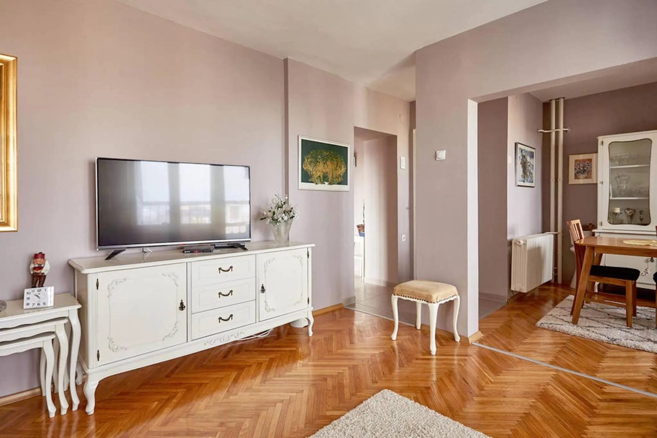 Spacious modern apartment in peaceful neighborhood