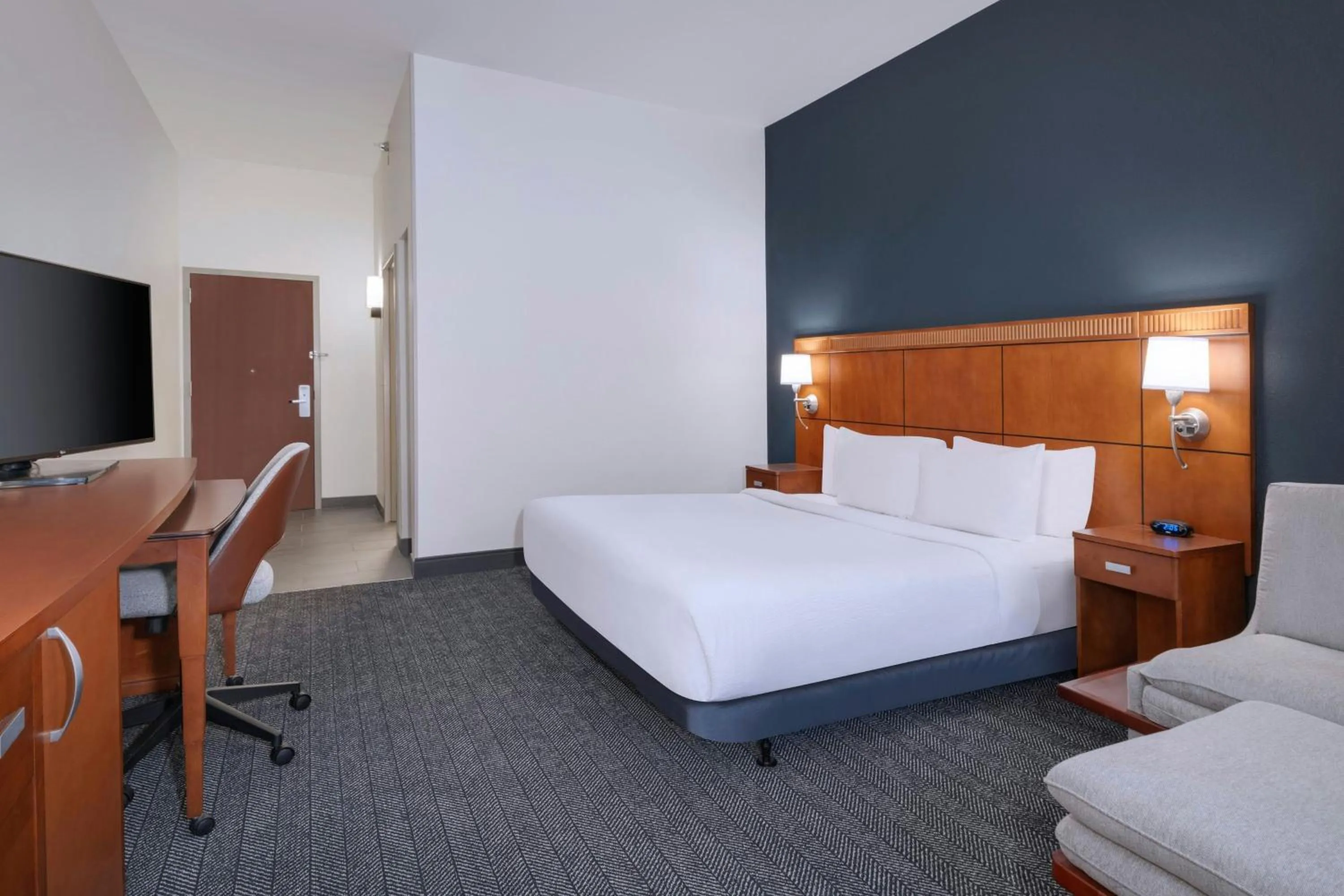 Photo of the whole room, Bed in Courtyard Tampa North / I-75 Fletcher