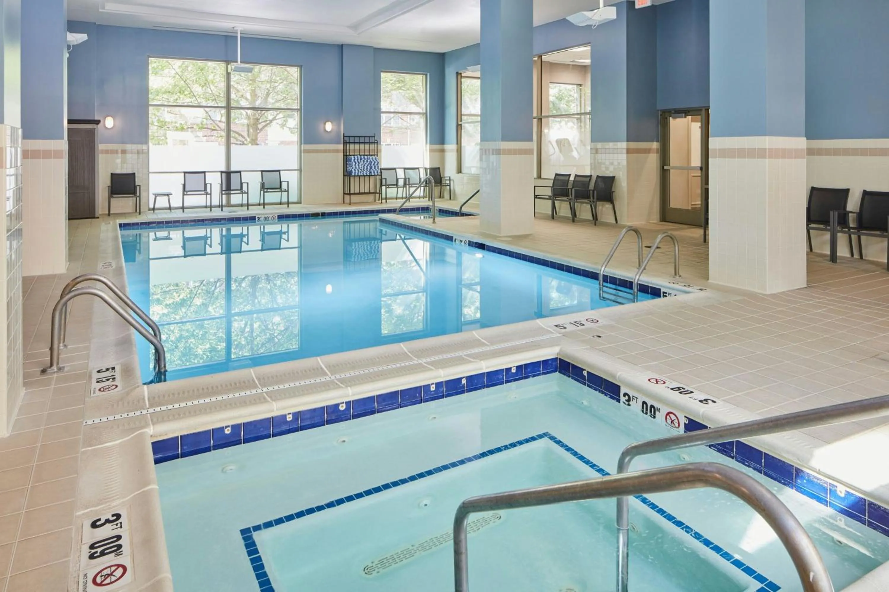 Swimming pool in Residence Inn Arlington Courthouse