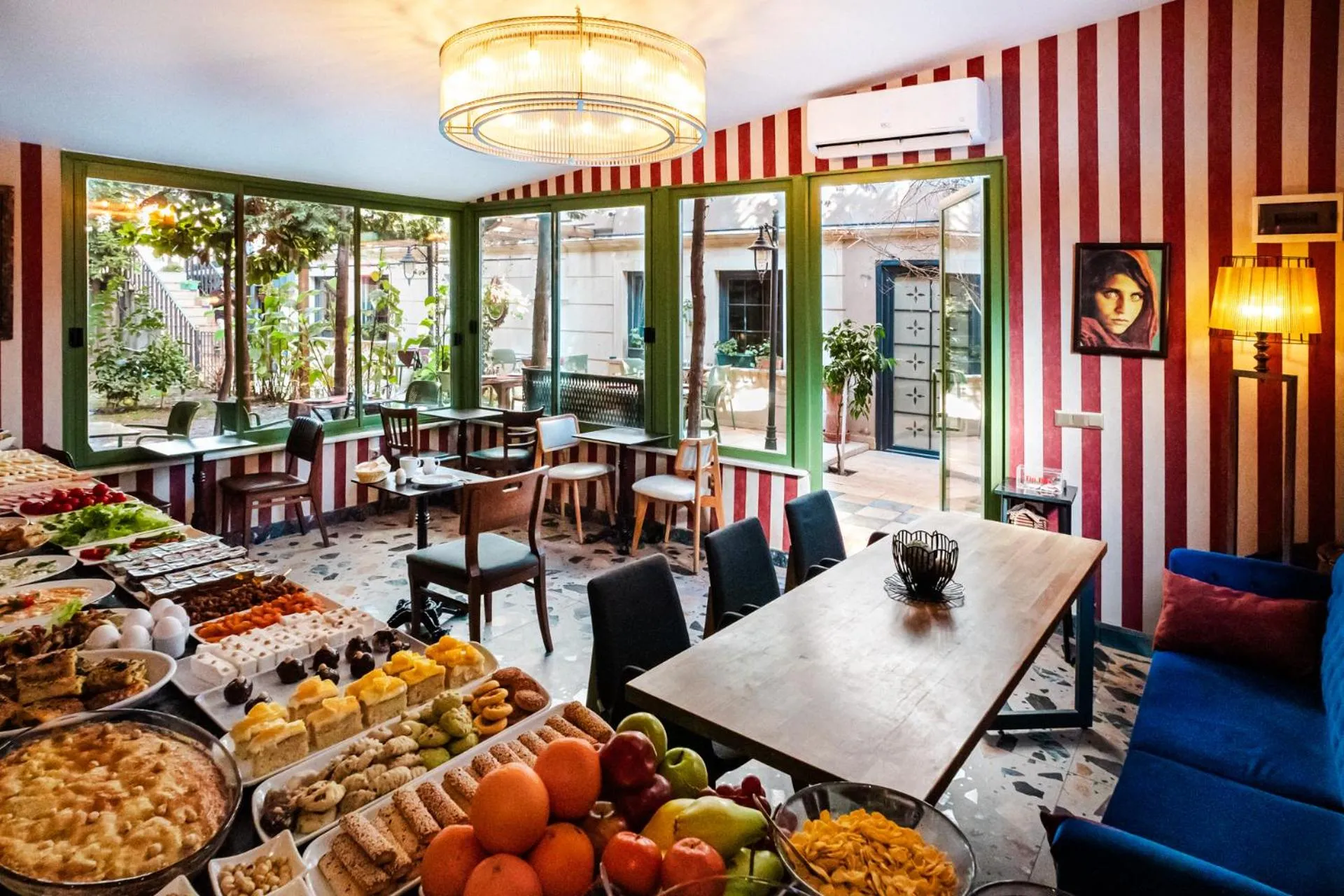 Restaurant/places to eat in Sublime Porte Hotel