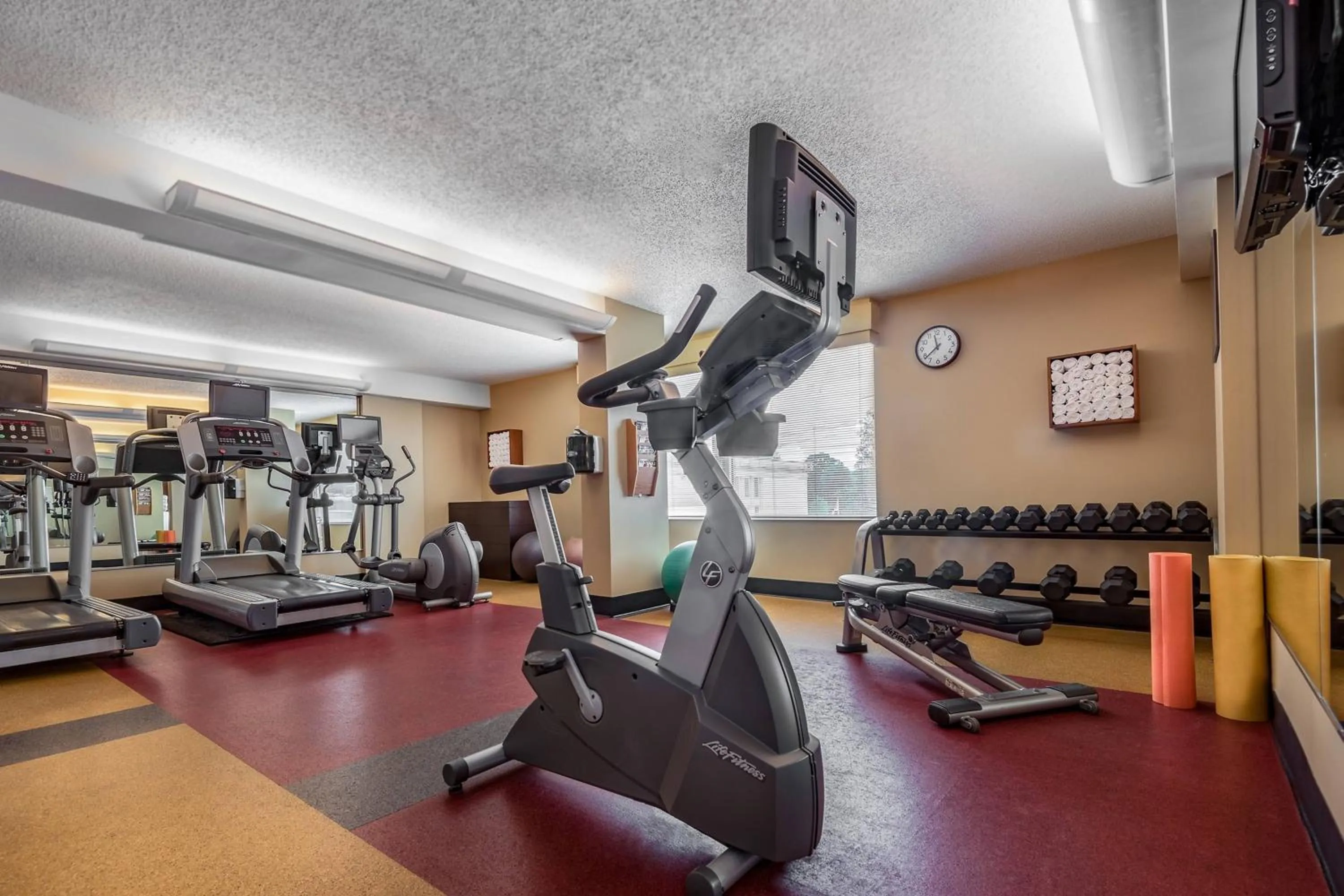 Fitness centre/facilities in Courtyard by Marriott Bethesda Chevy Chase