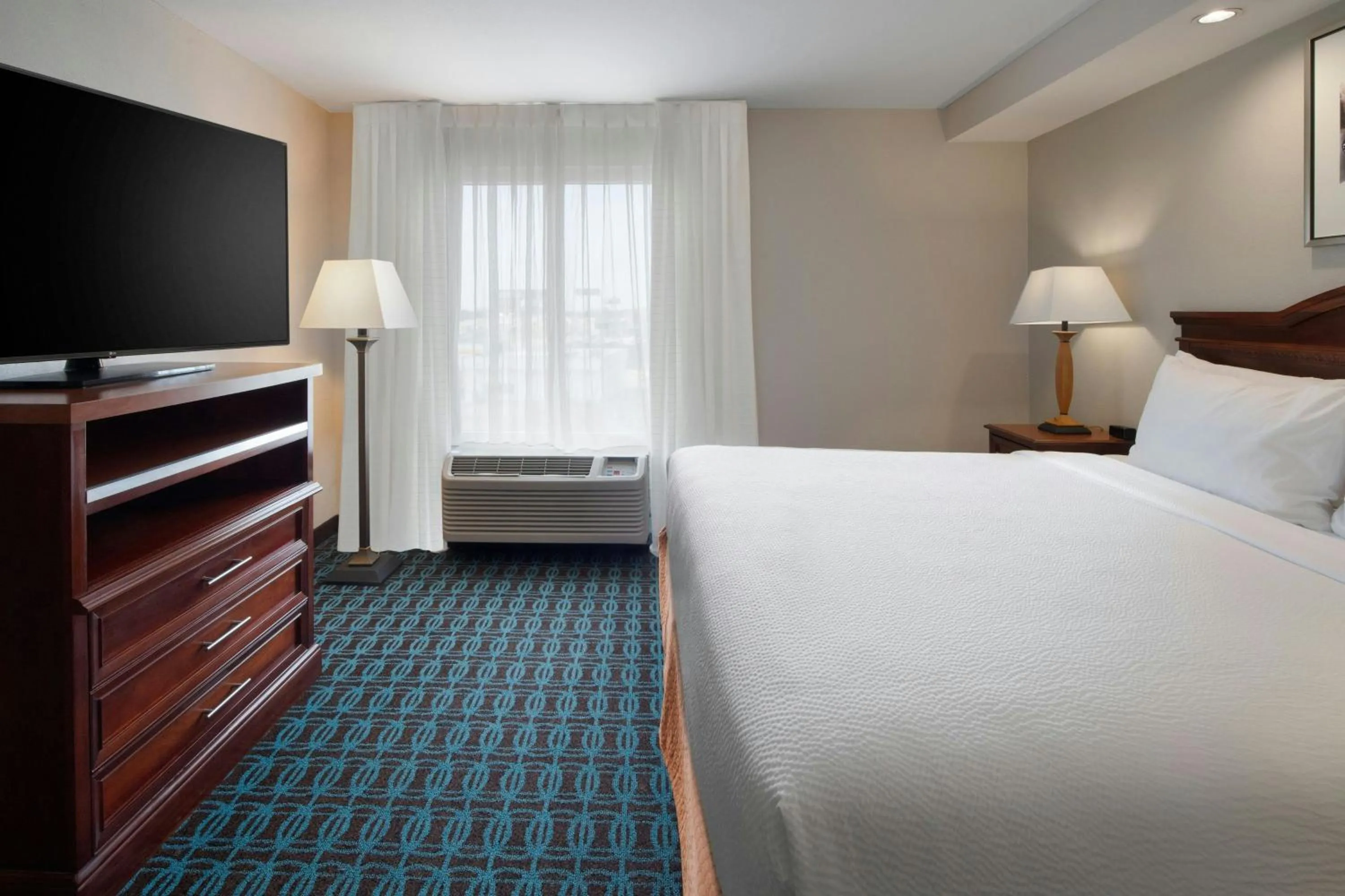 Photo of the whole room, Bed in Fairfield Inn & Suites by Marriott Waco North