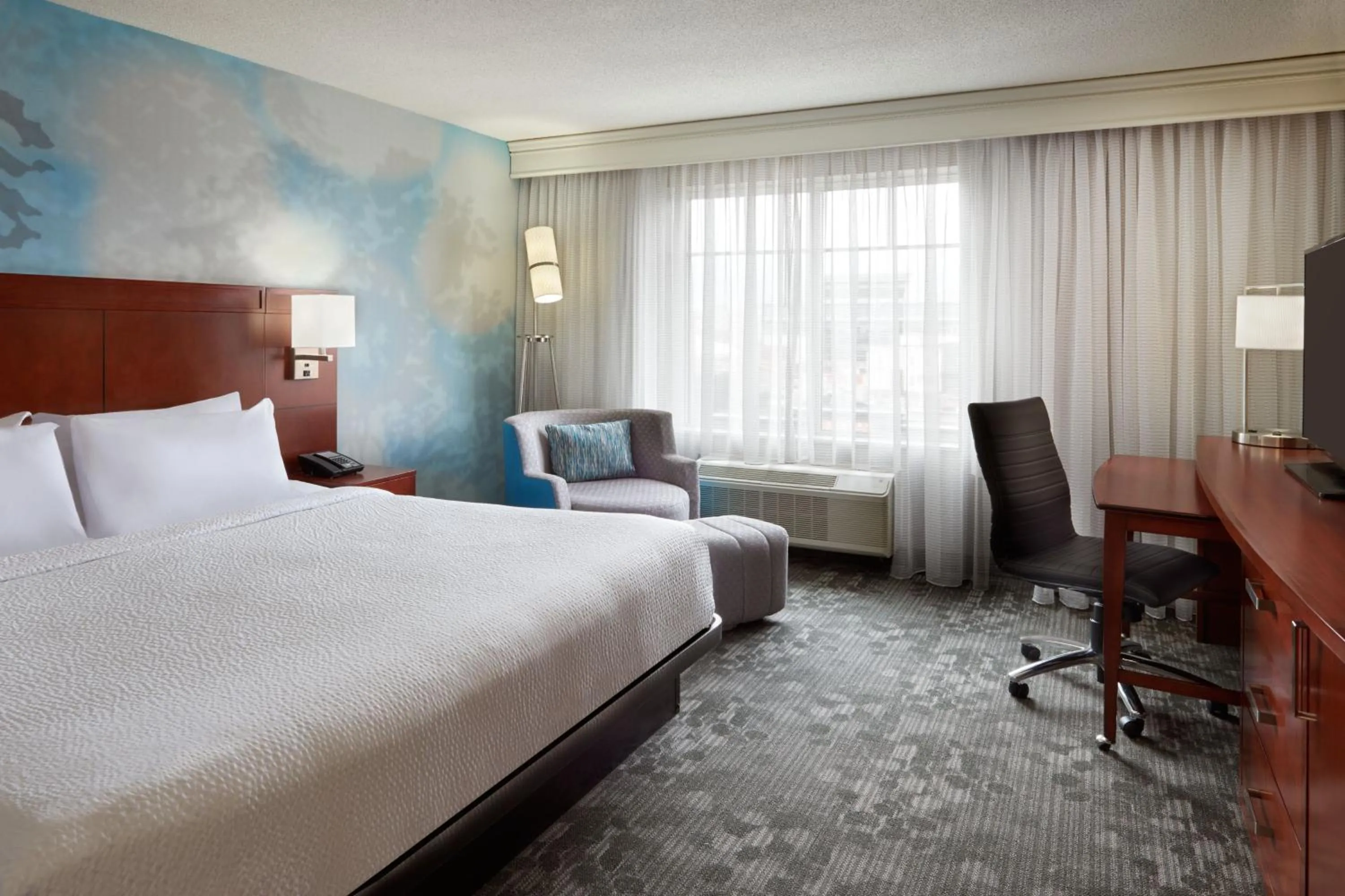 Photo of the whole room, Bed in Courtyard by Marriott Ottawa Downtown