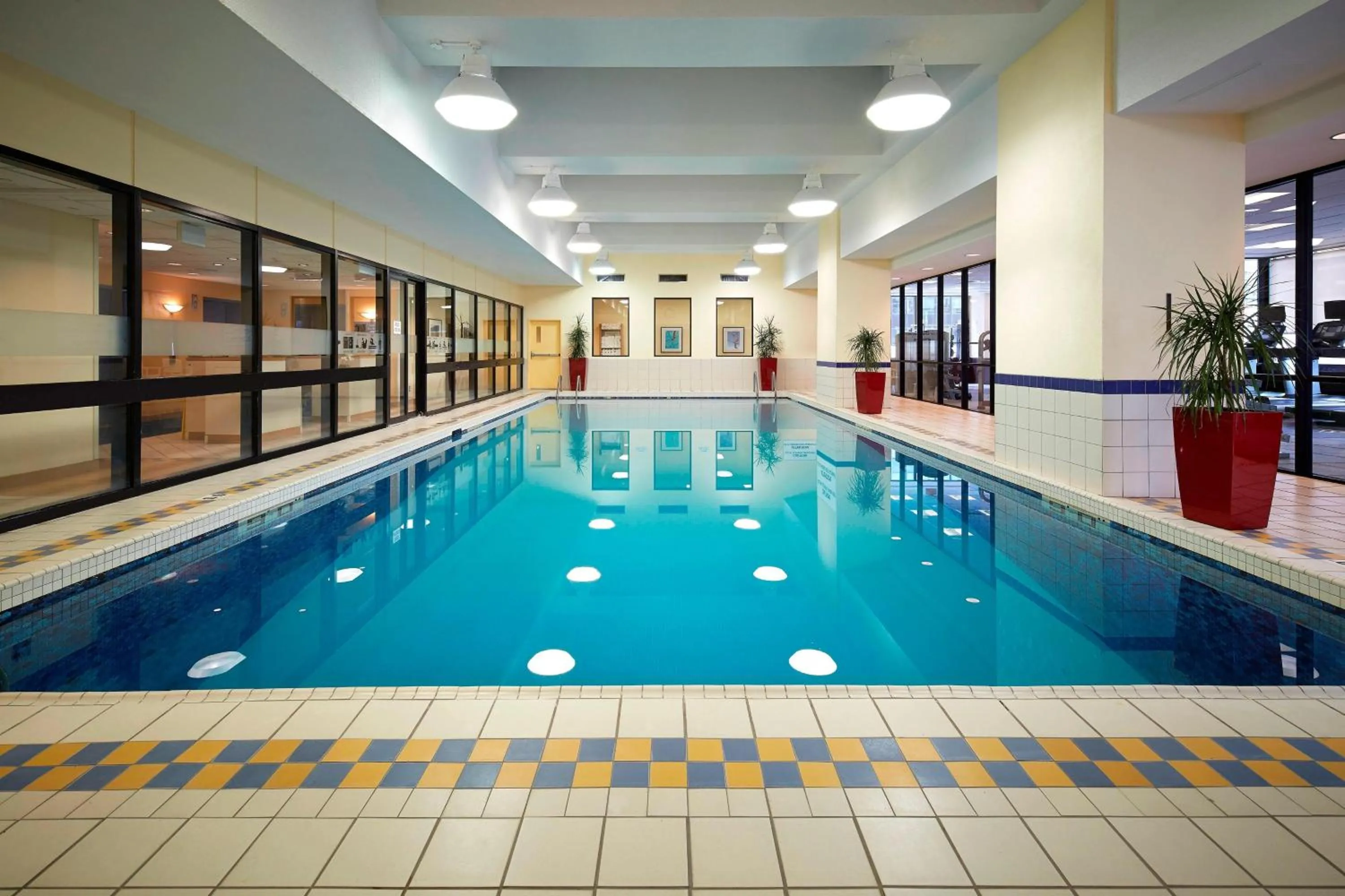 Swimming pool in Ottawa Marriott Hotel