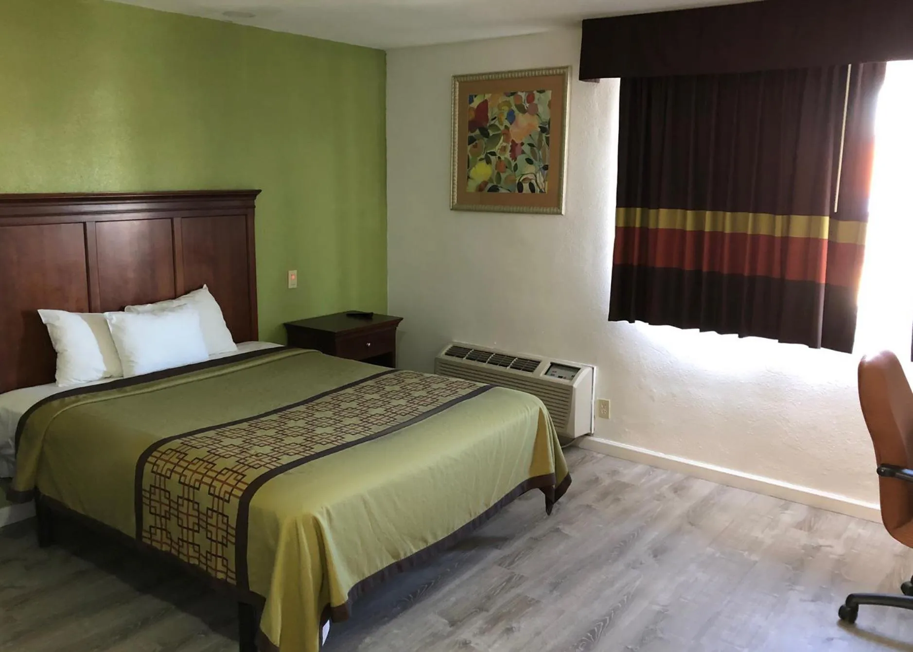 Bedroom, Bed in Americas Best Value Inn Visalia