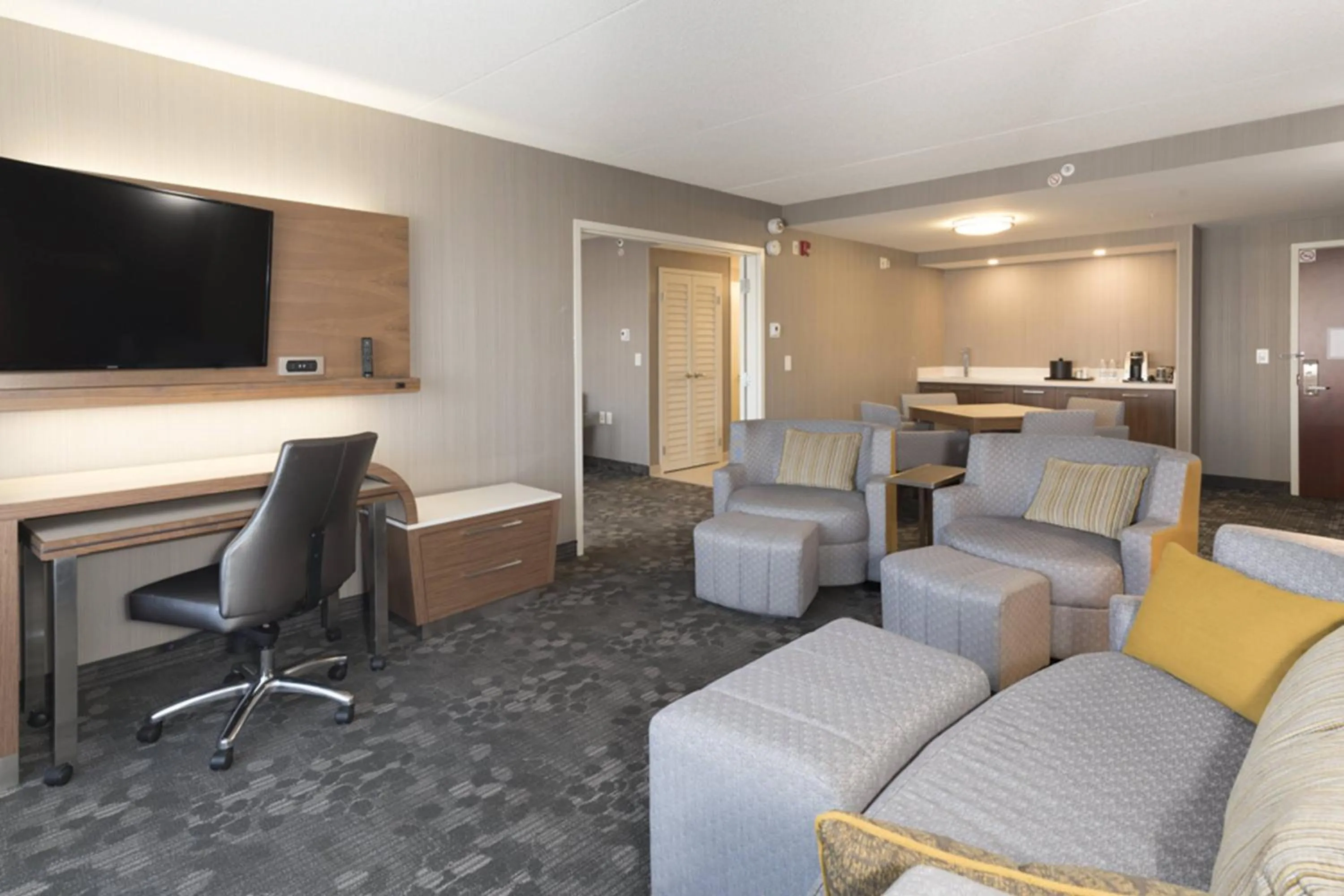 Living room in Courtyard by Marriott Toronto Vaughan