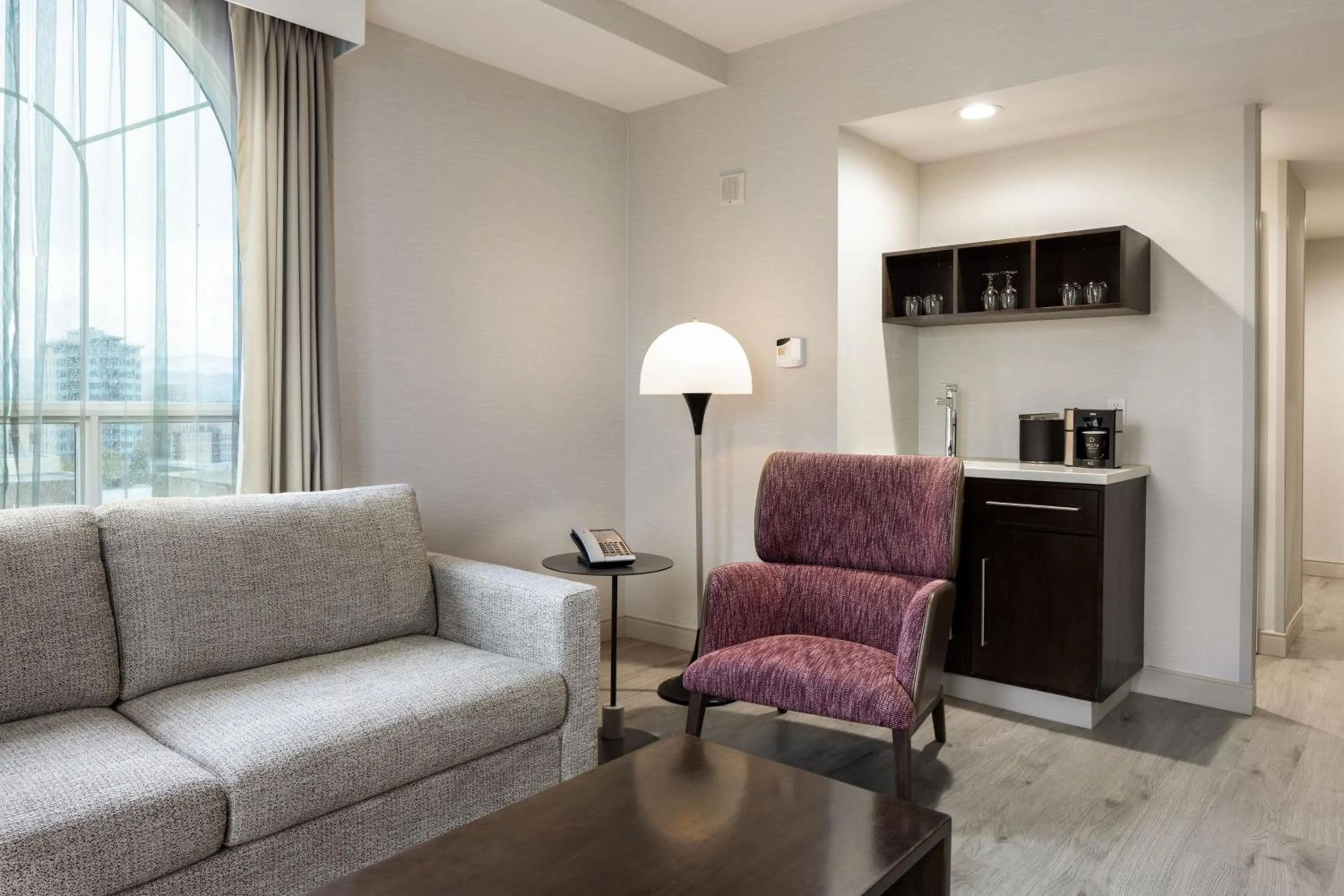 Lounge or bar in Delta Hotels by Marriott Grand Okanagan Resort