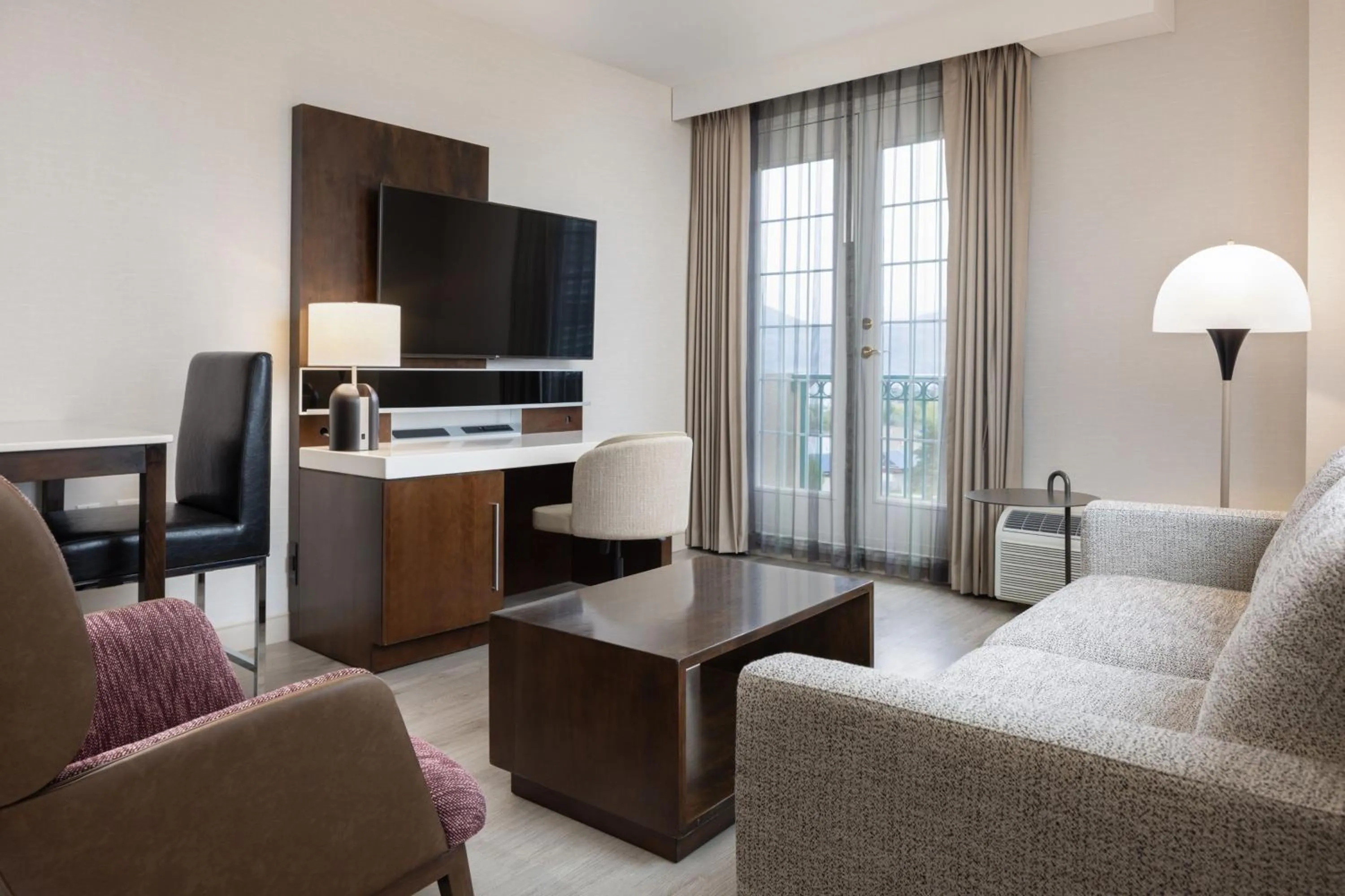 Living room in Delta Hotels by Marriott Grand Okanagan Resort