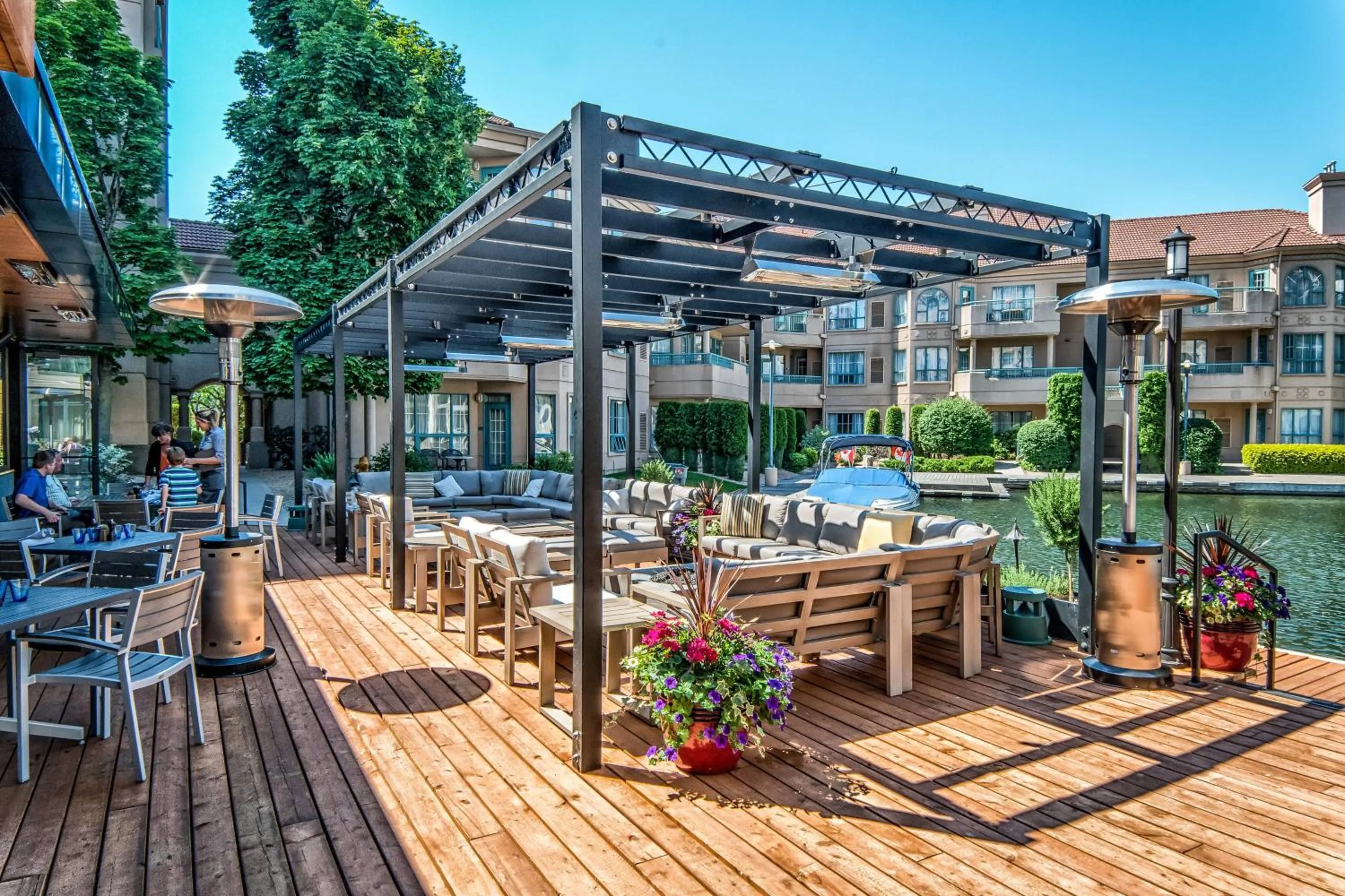 Lounge or bar in Delta Hotels by Marriott Grand Okanagan Resort