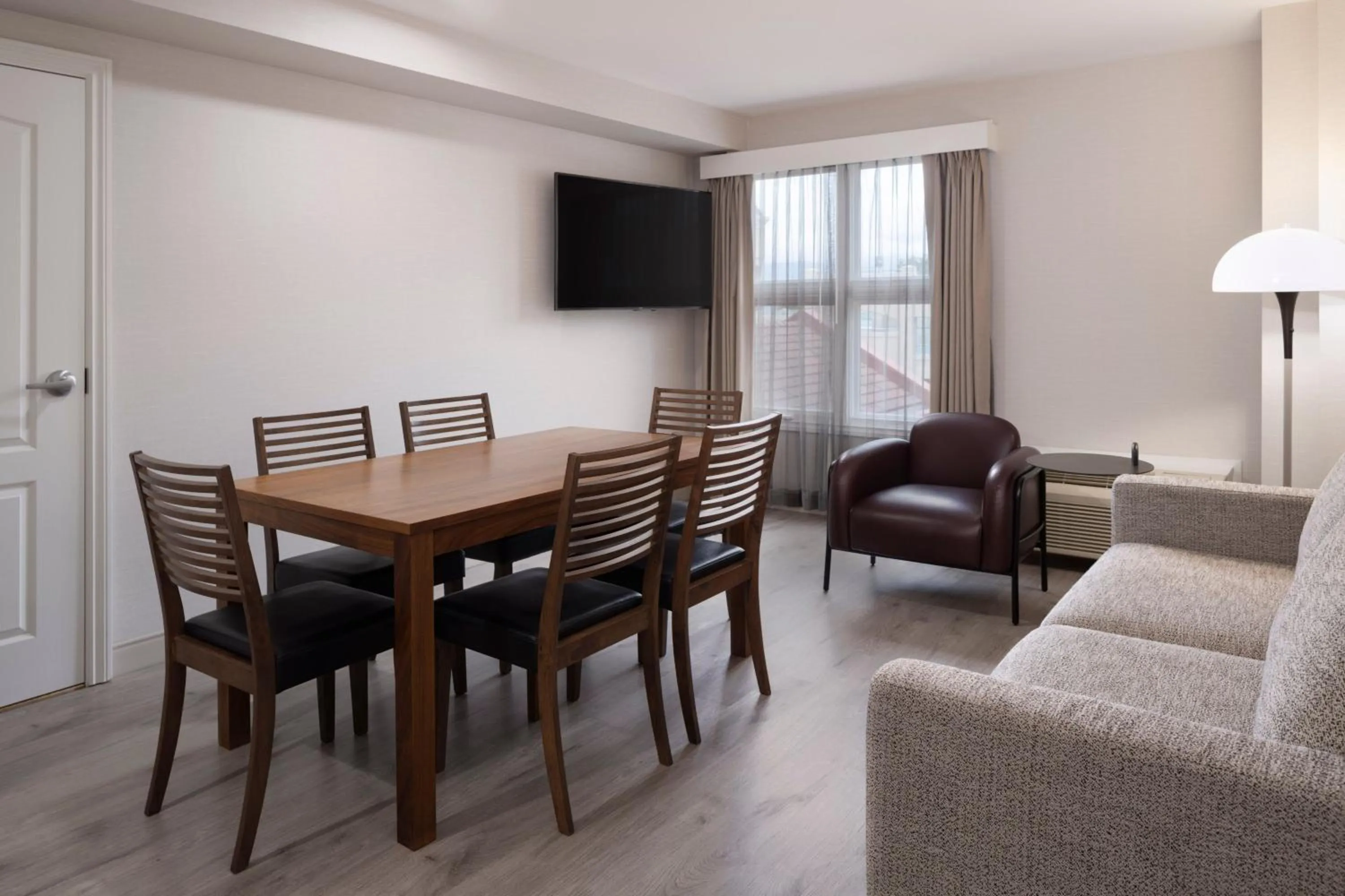 Living room in Delta Hotels by Marriott Grand Okanagan Resort