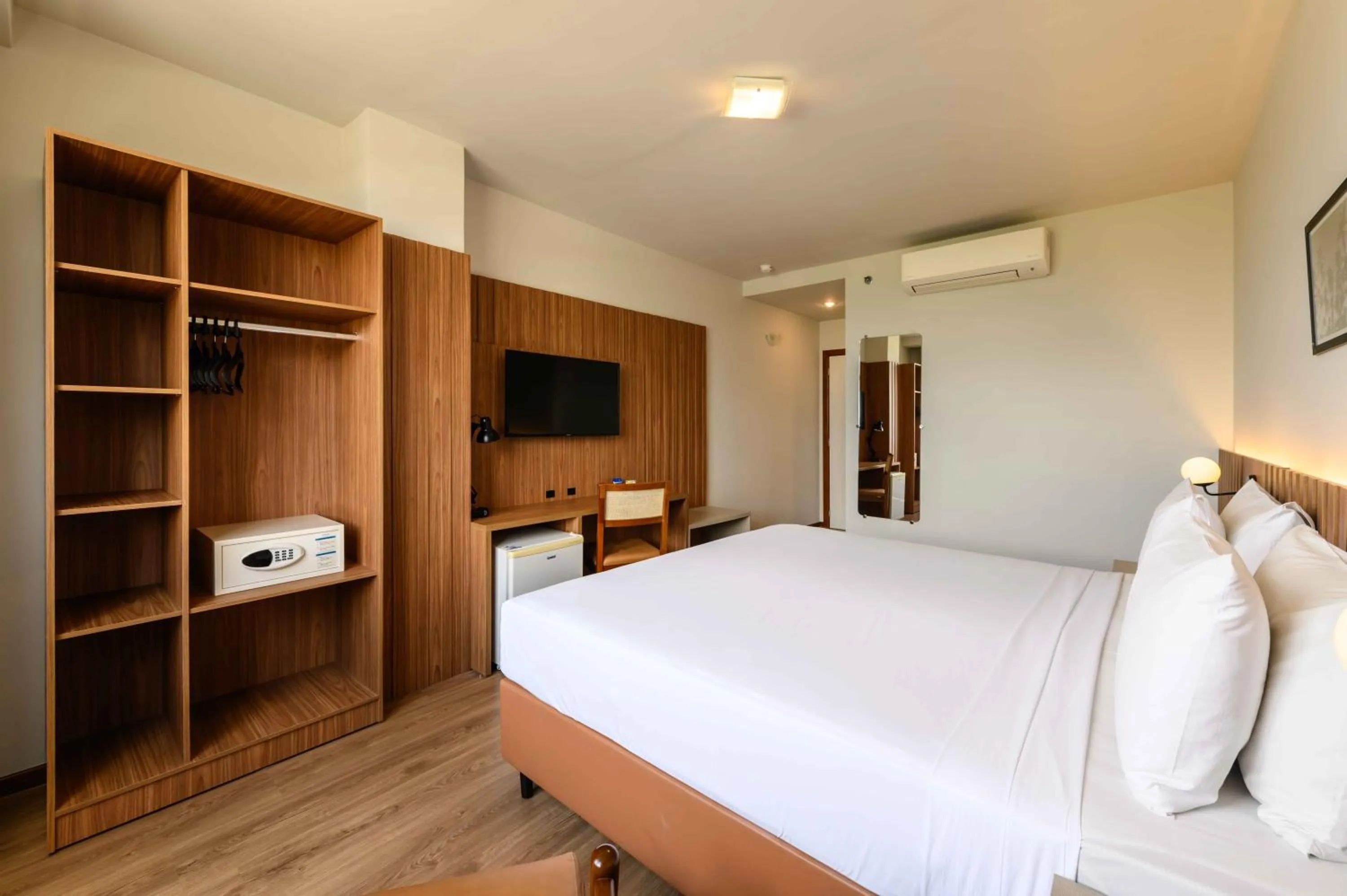 Bedroom, Bed in Vitoria Praia Hotel