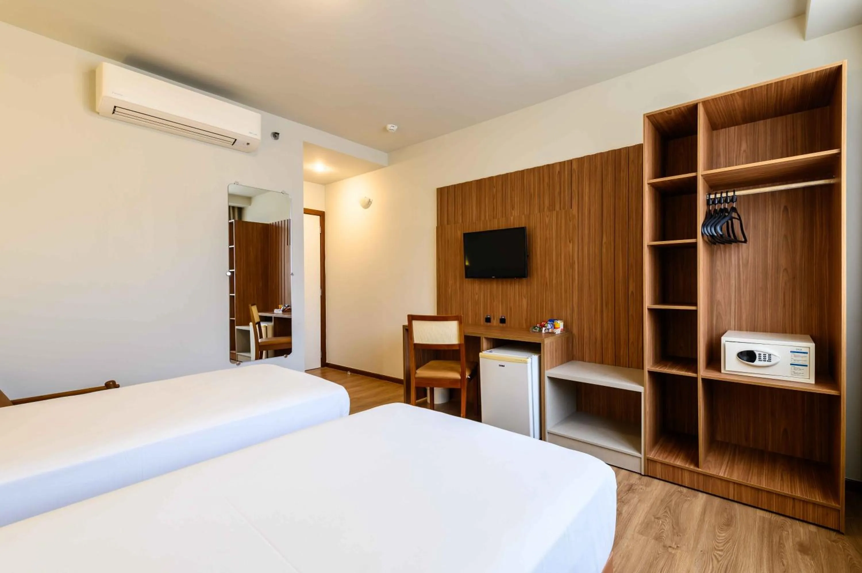 Photo of the whole room, Bed in Vitoria Praia Hotel