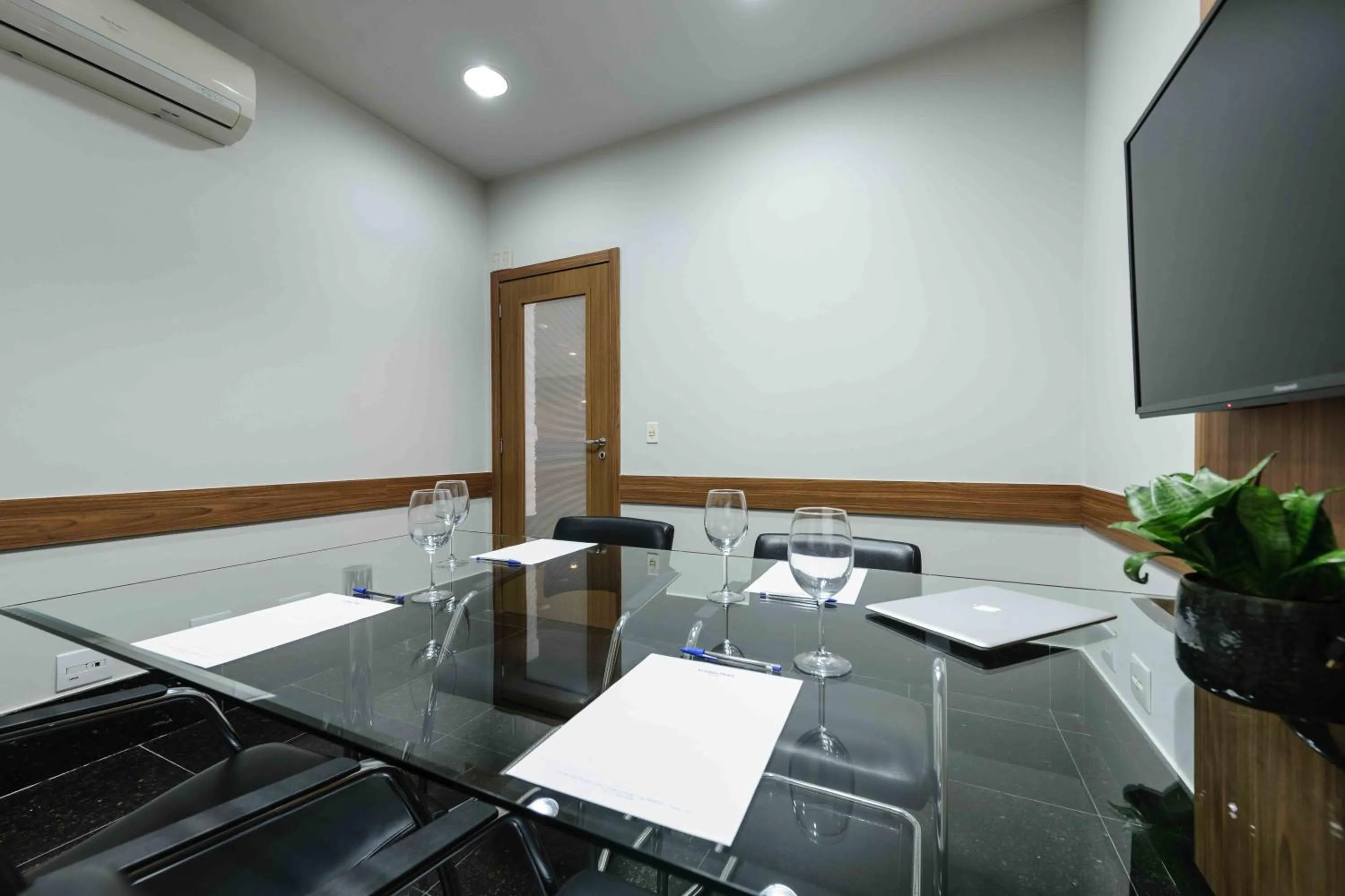 TV and multimedia in Vitoria Praia Hotel