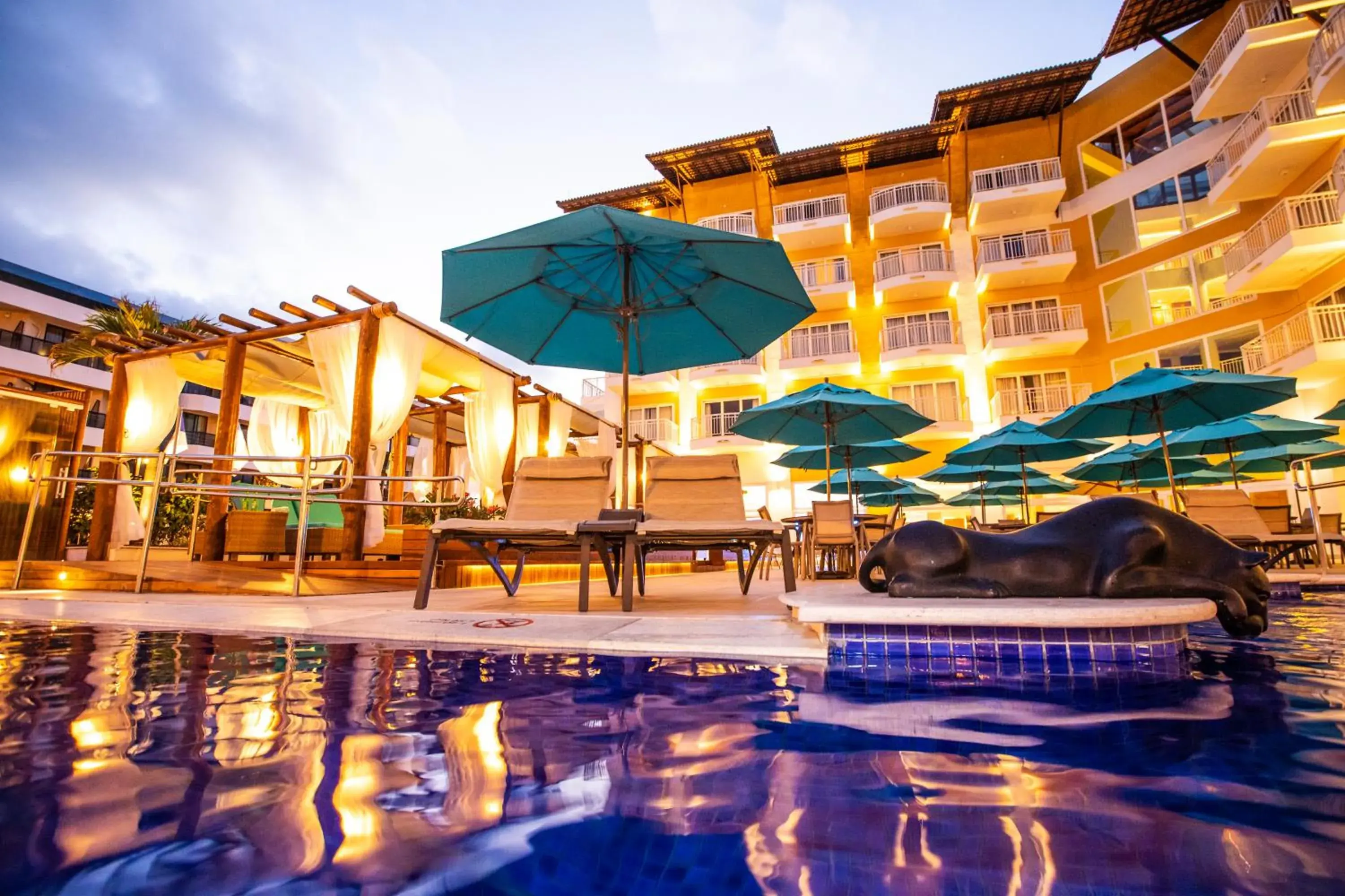 Swimming pool in Vidam Hotel Aracaju - Transamerica Collection Swimming pool in Vidam Hotel Aracaju - Transamerica Collection