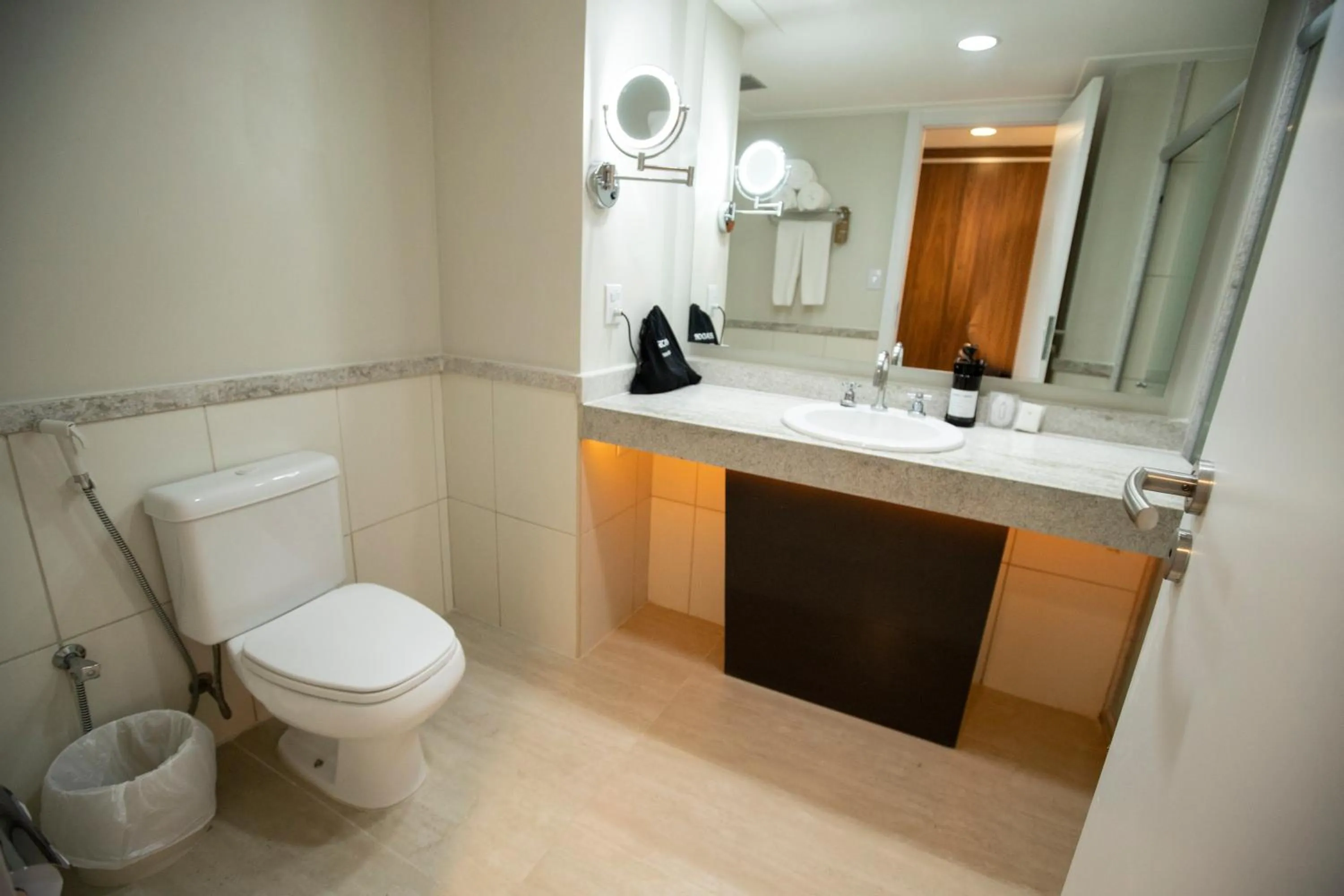 Toilet in Vidam Hotel Aracaju - Transamerica Collection