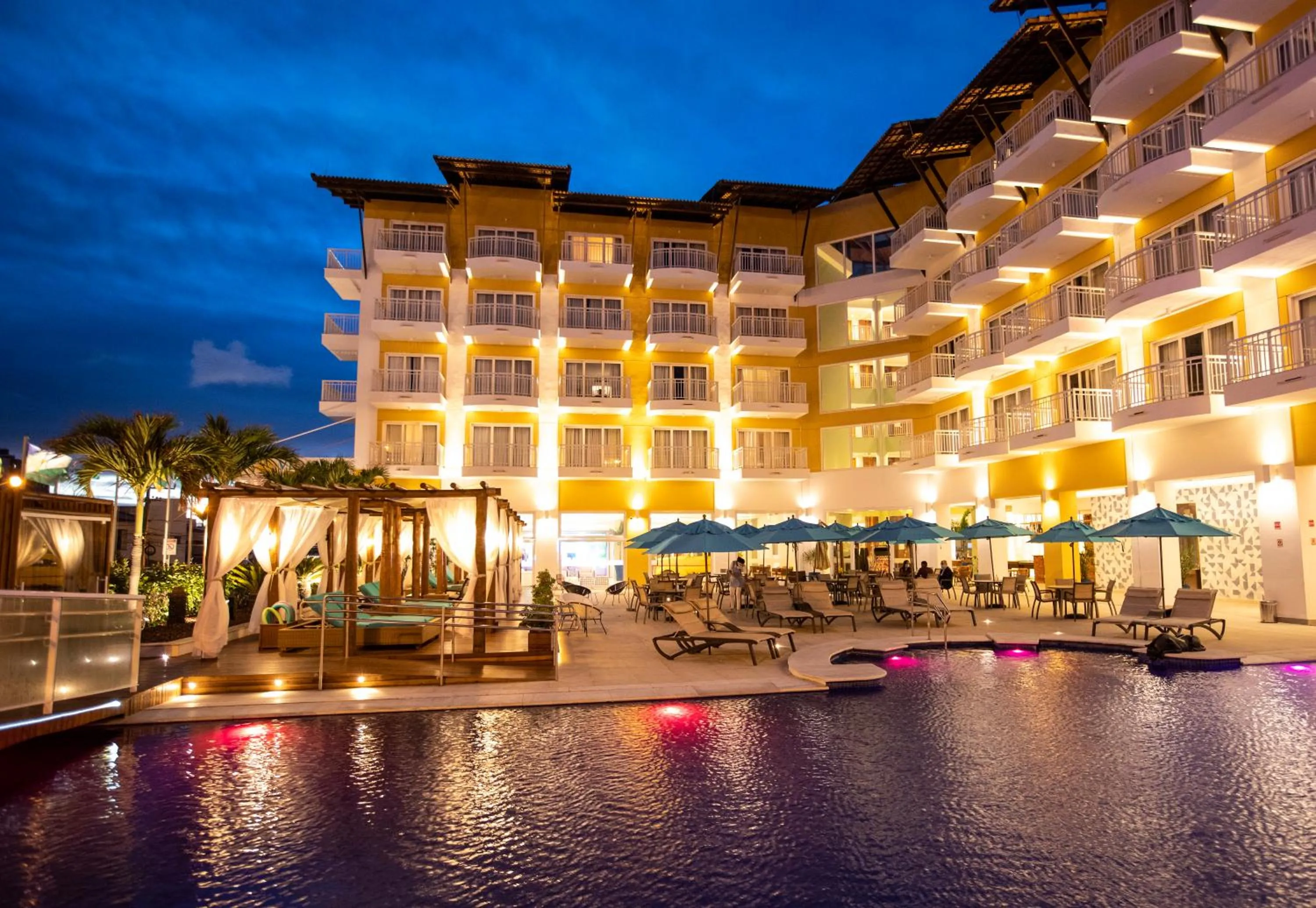 Swimming pool in Vidam Hotel Aracaju - Transamerica Collection