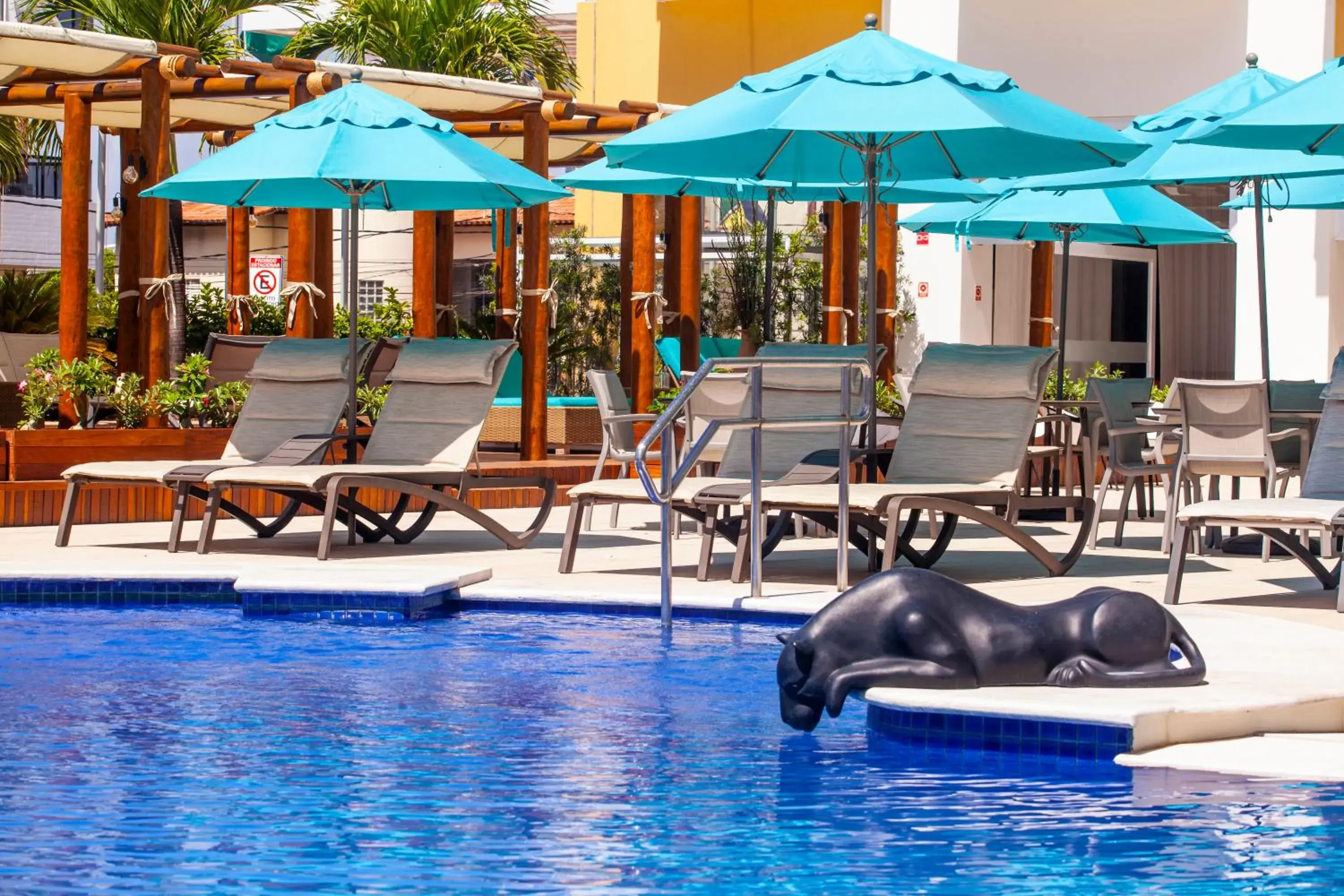 Swimming pool in Vidam Hotel Aracaju - Transamerica Collection Swimming pool in Vidam Hotel Aracaju - Transamerica Collection