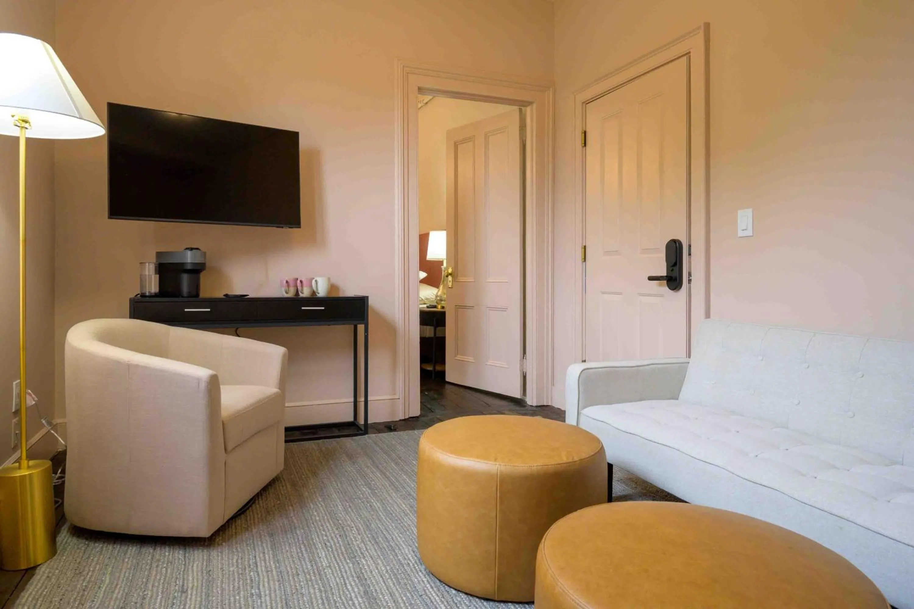 Living room, Bed in Station Inn Pawling