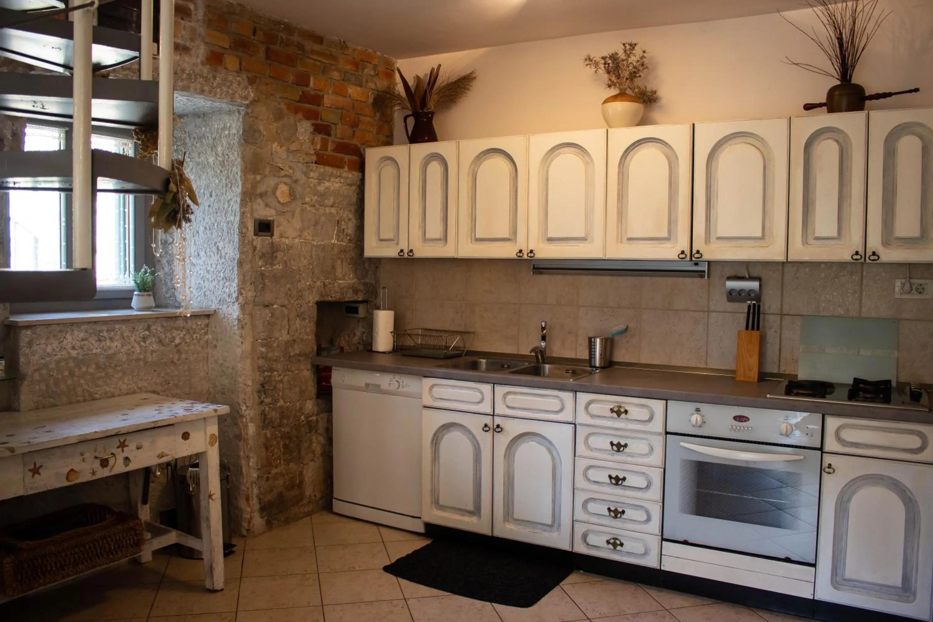Kitchen or kitchenette in Villa Cindro House