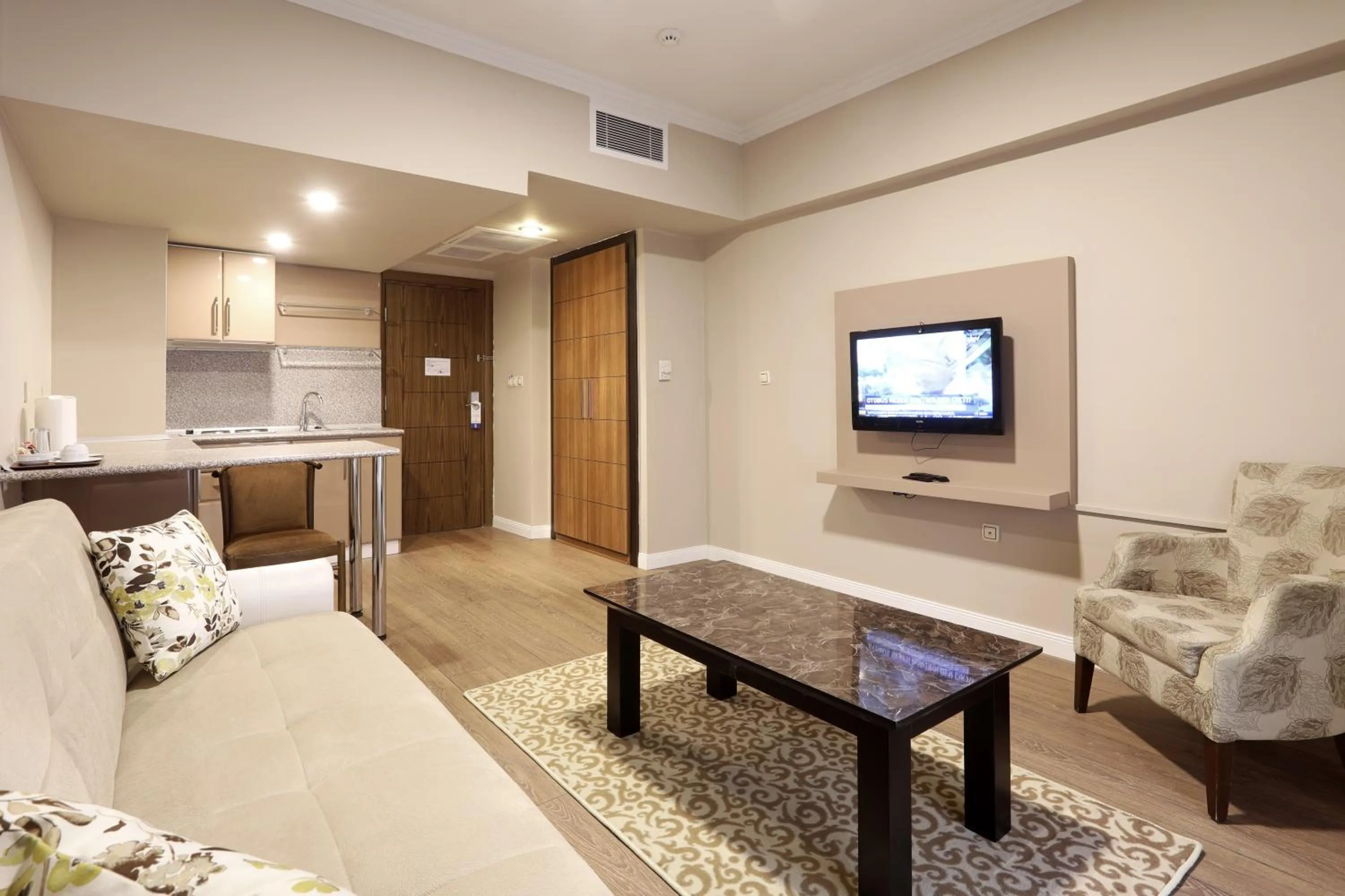 Communal lounge/ TV room in New Balturk Hotel Izmit