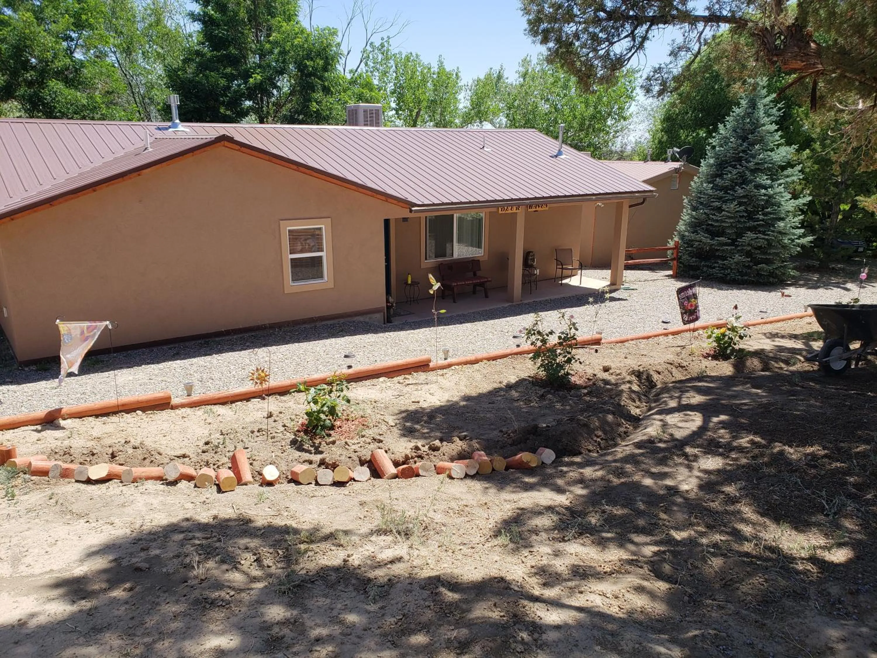Facade/entrance in Grizzly Roadhouse Bed and Breakfast