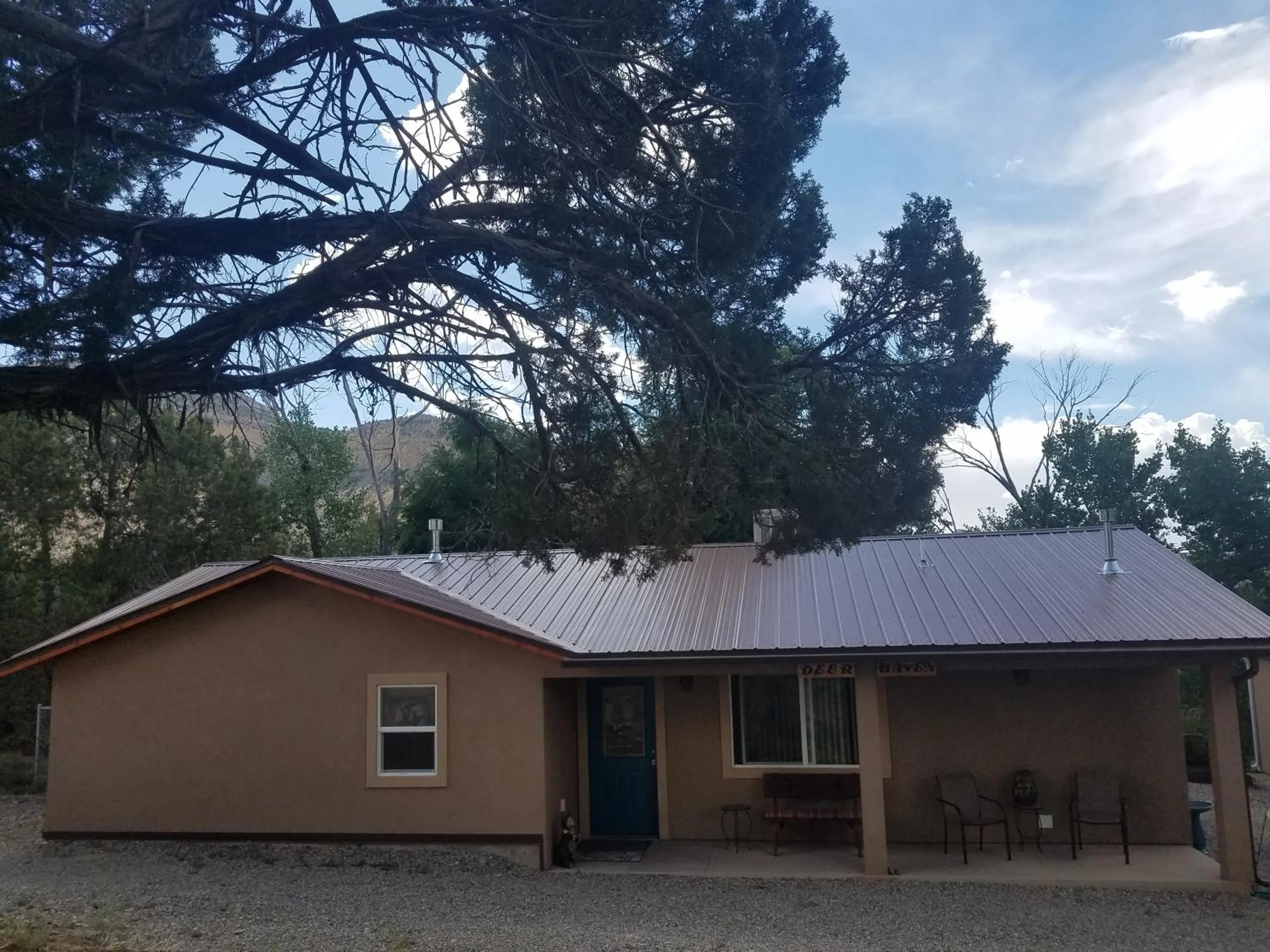 Property building in Grizzly Roadhouse Bed and Breakfast