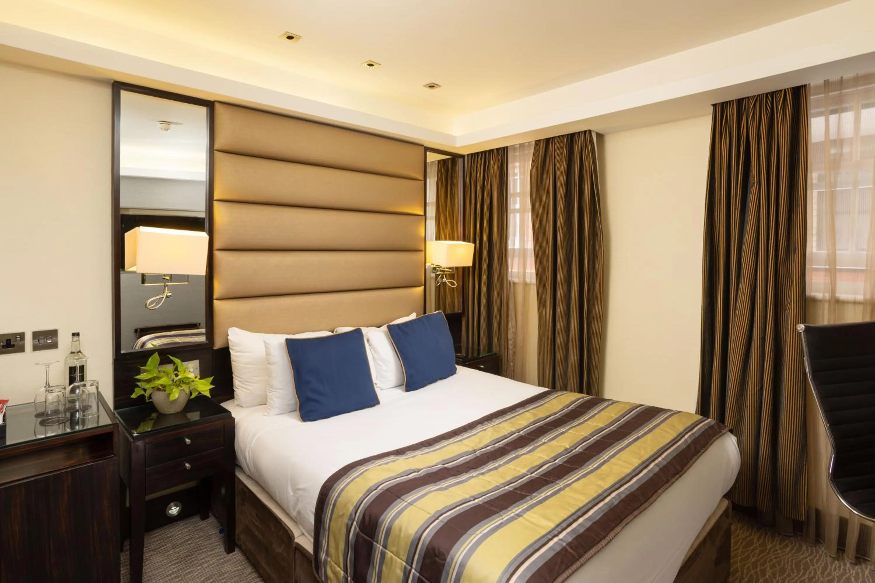 Bed in Park Grand Mayfair