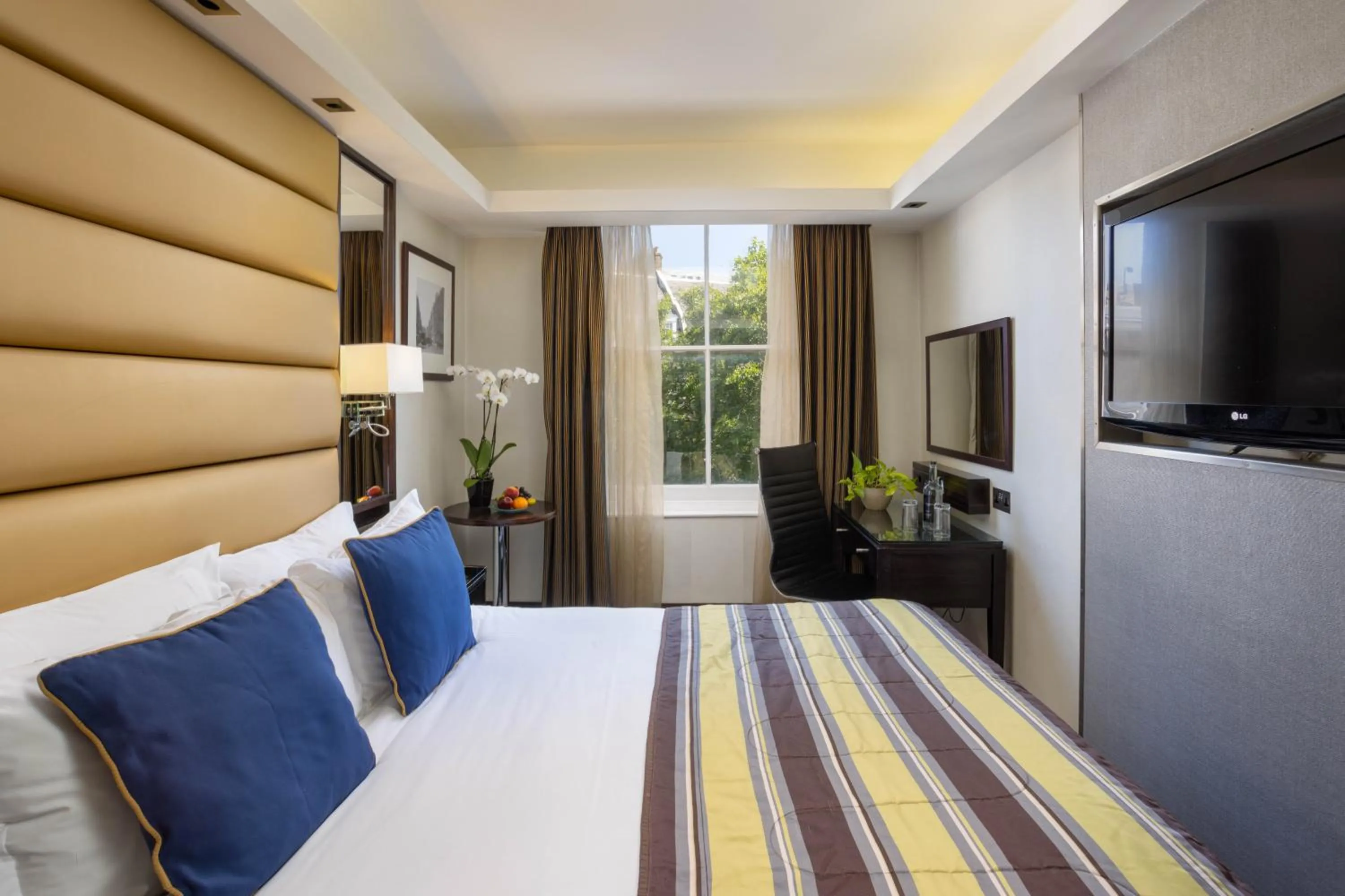 Bed in Park Grand Mayfair