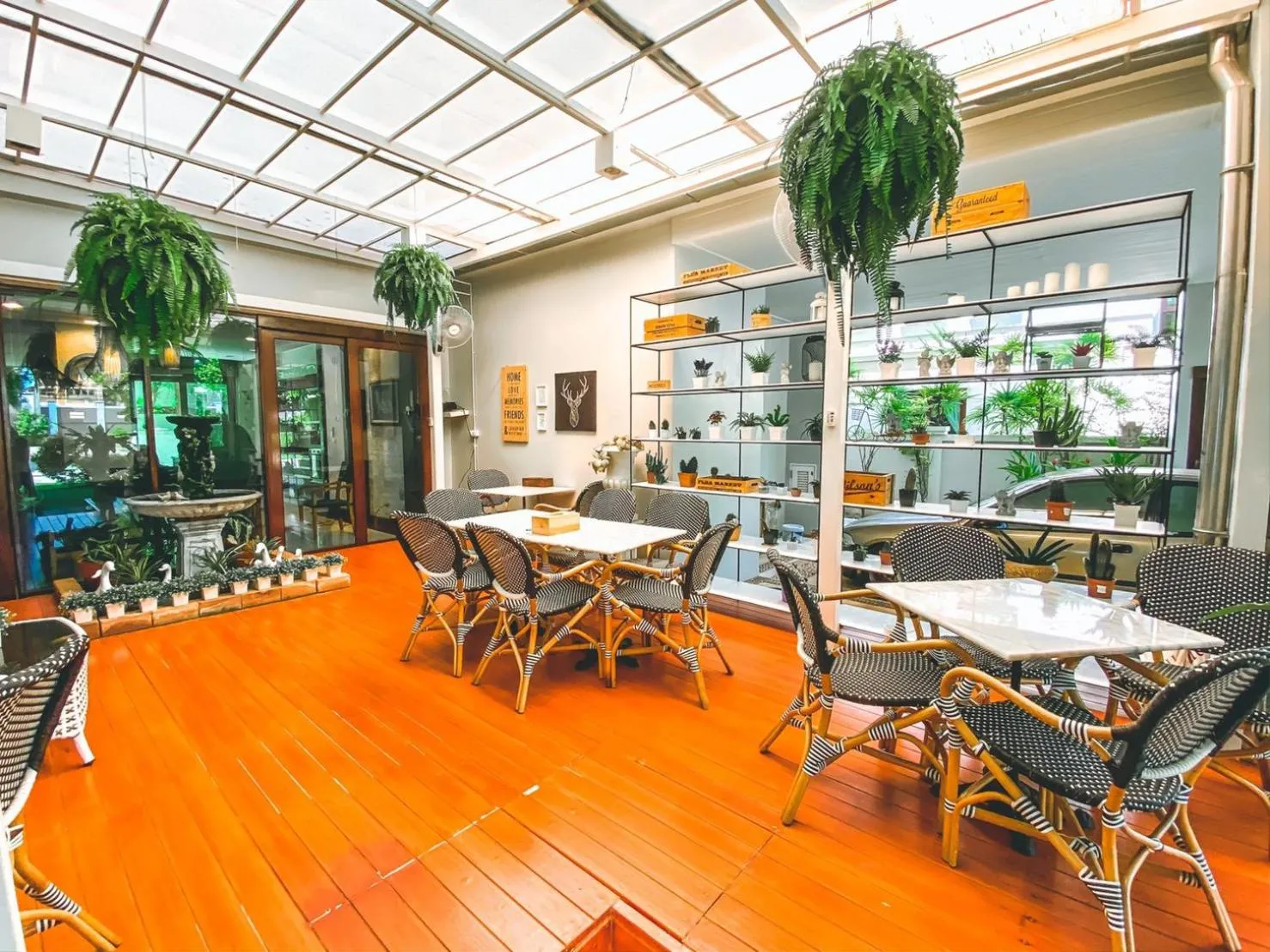 Restaurant/places to eat in Royal Sammuk Villa