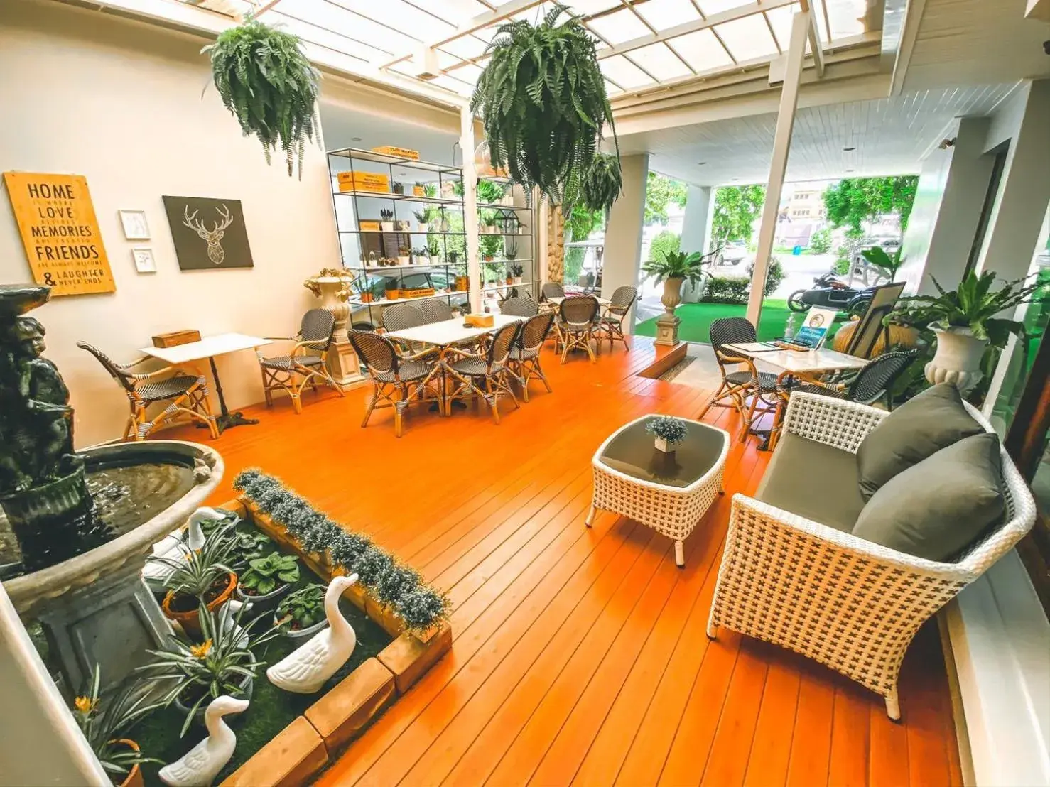 Restaurant/places to eat in Royal Sammuk Villa Restaurant/places to eat in Royal Sammuk Villa