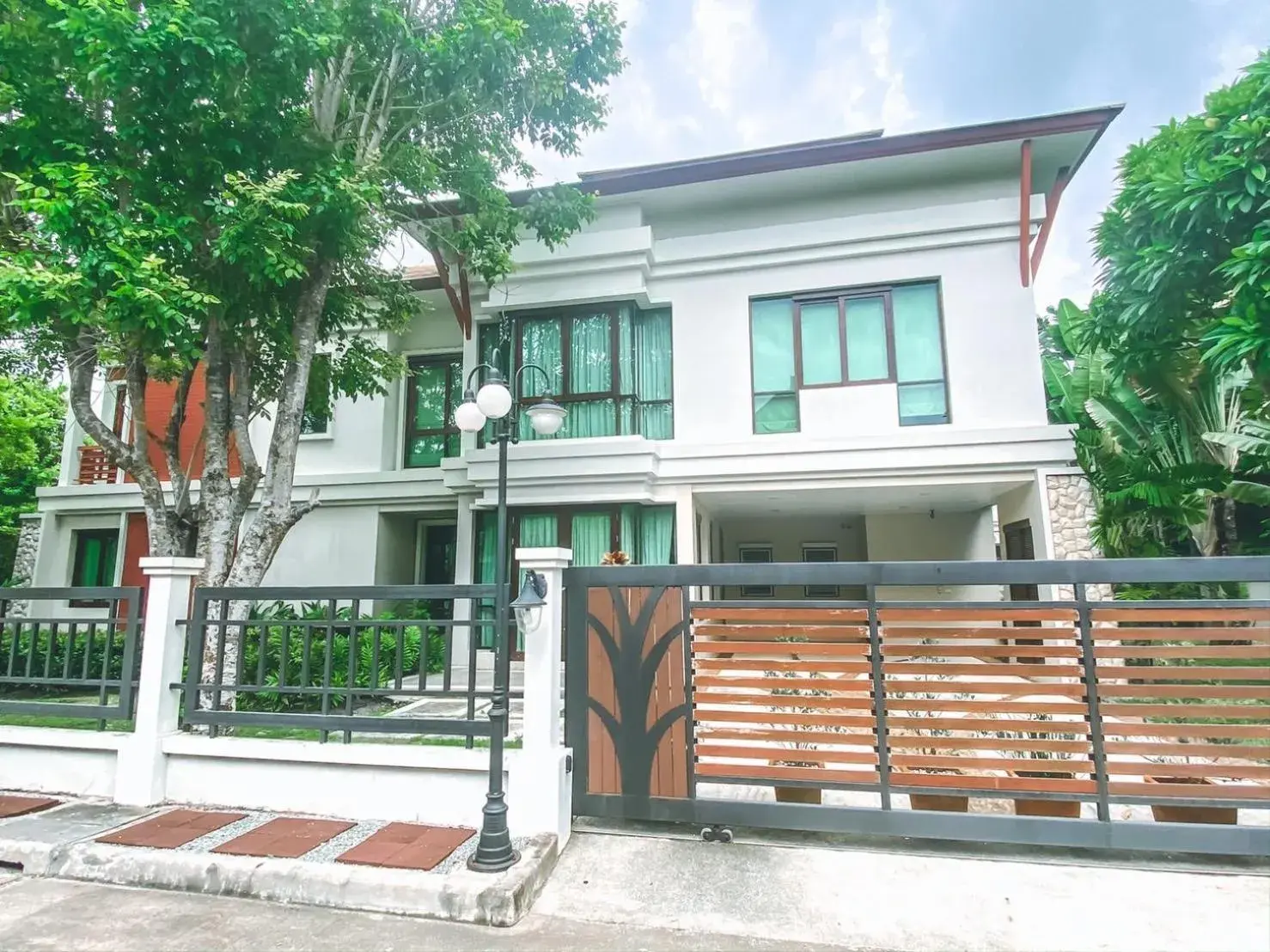 Facade/entrance in Royal Sammuk Villa Facade/entrance in Royal Sammuk Villa