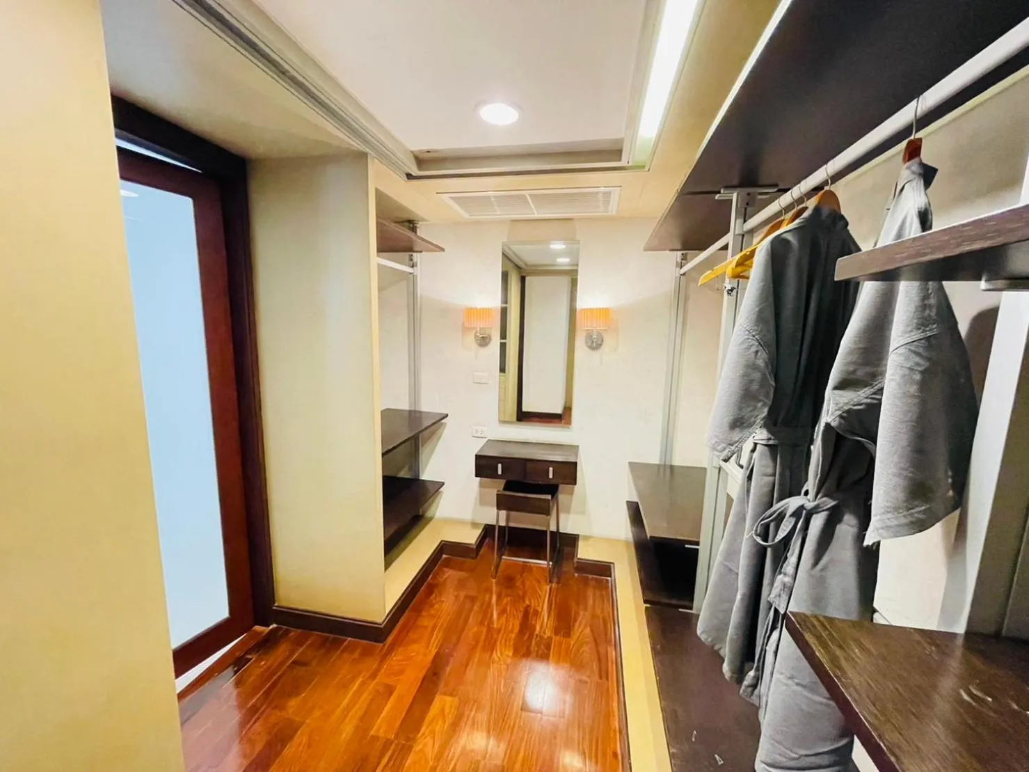 wardrobe in Royal Sammuk Villa