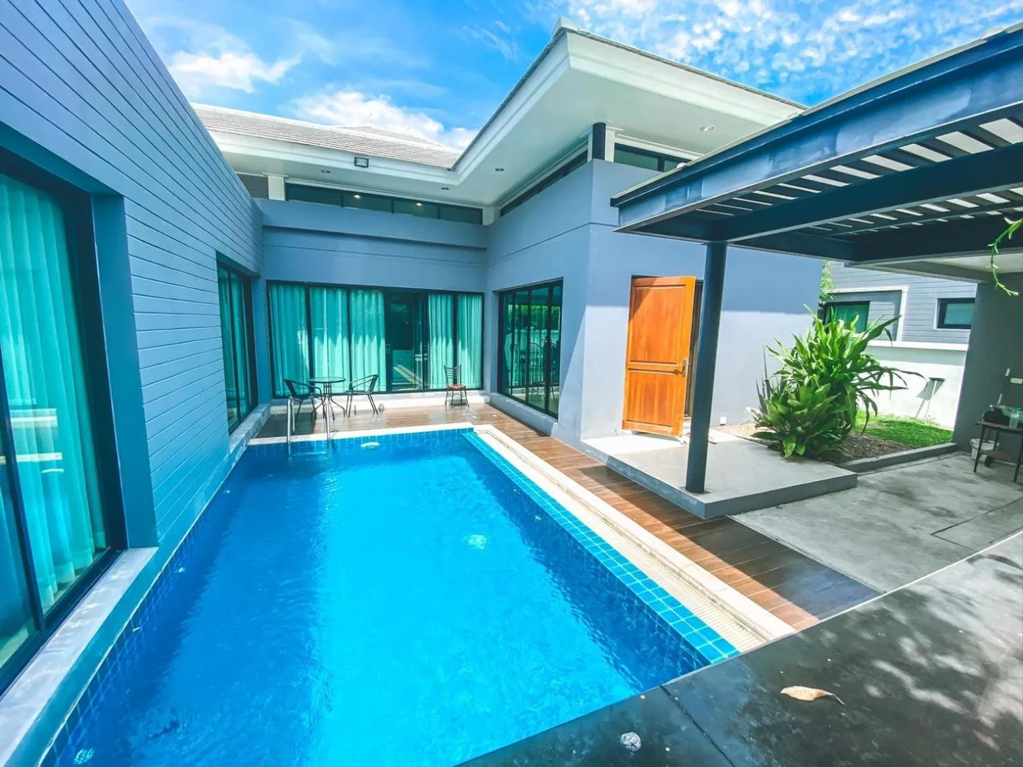 Swimming pool in Royal Sammuk Villa