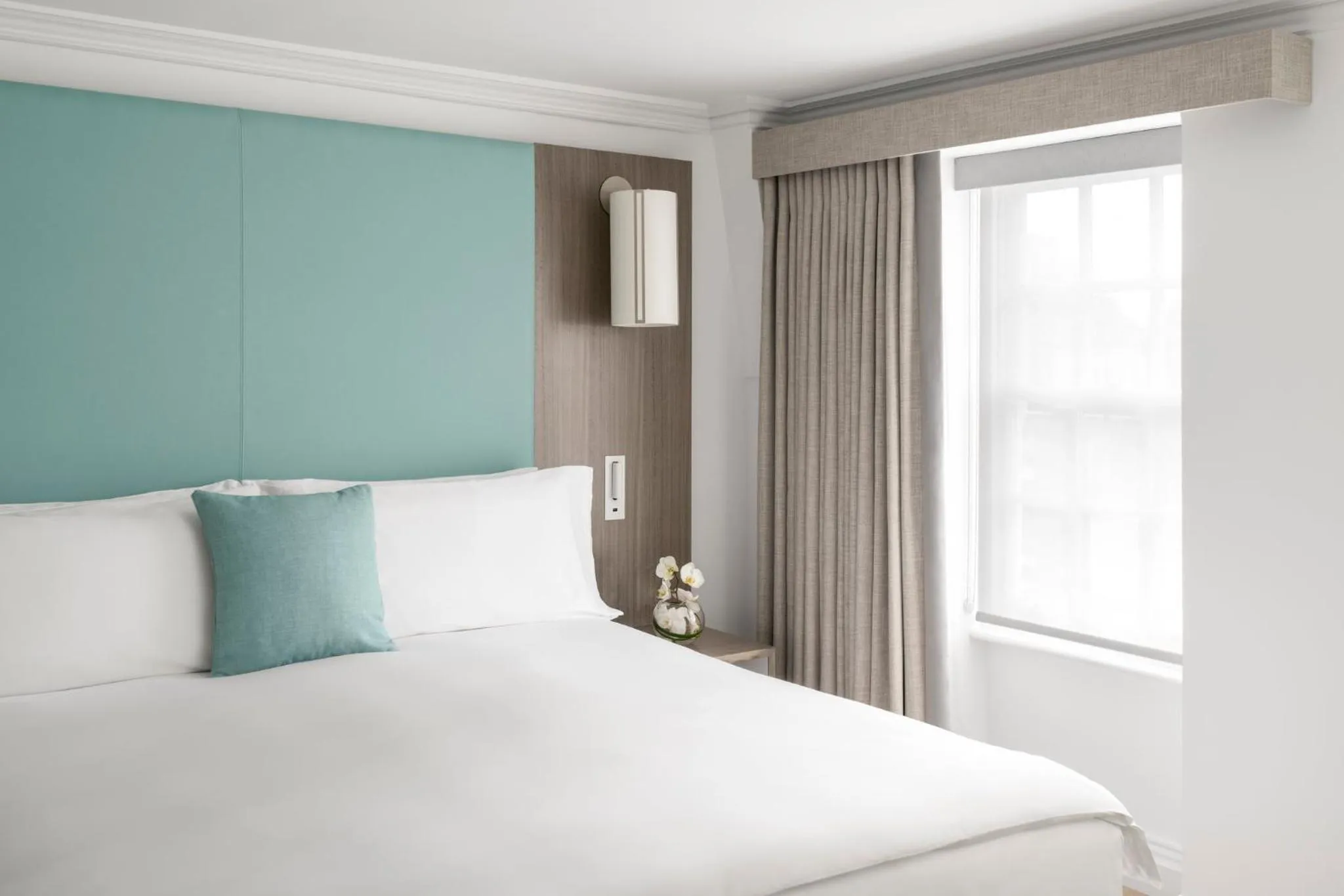 Photo of the whole room, Bed in COMO Metropolitan London