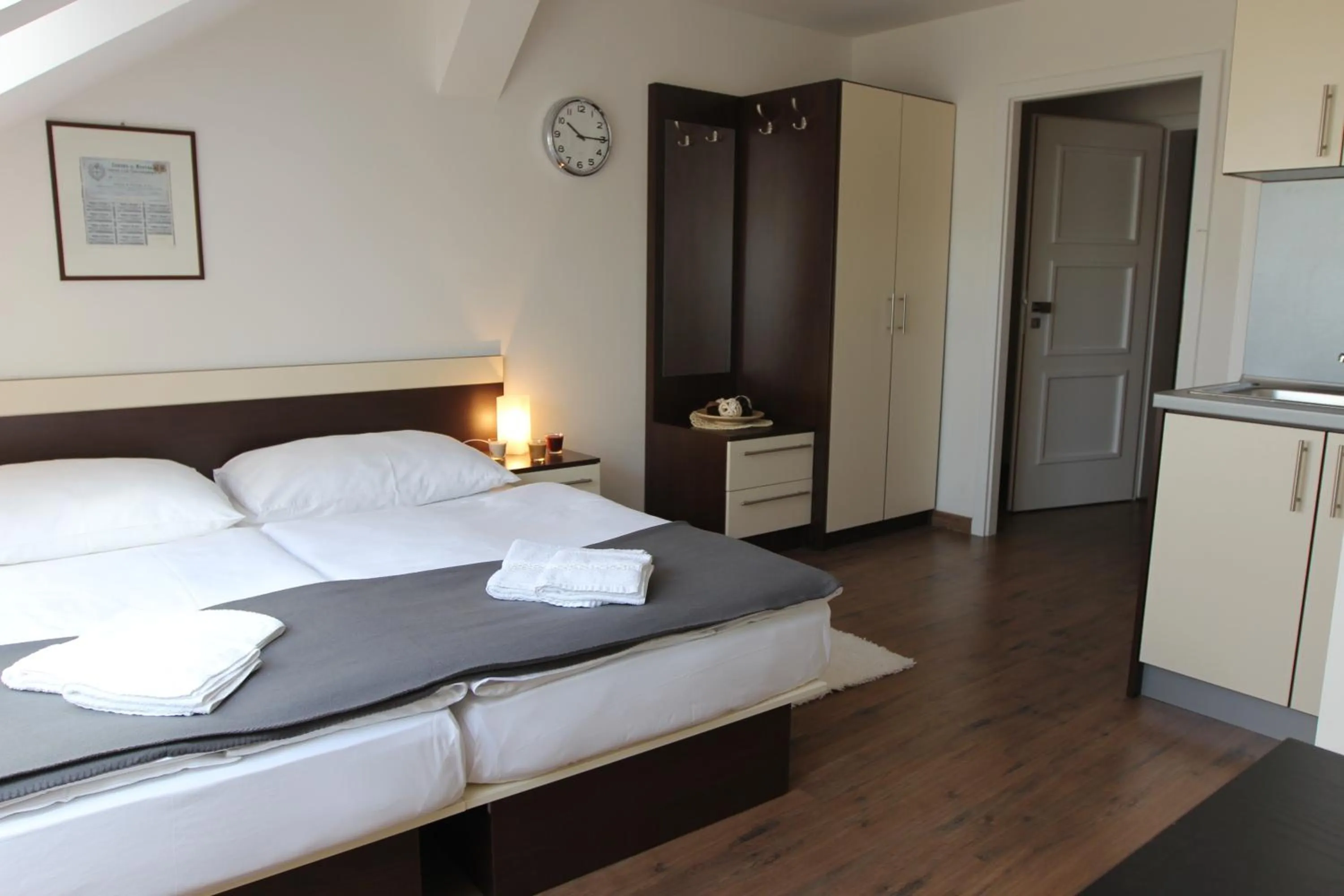 Photo of the whole room, Bed in Residence Vysta