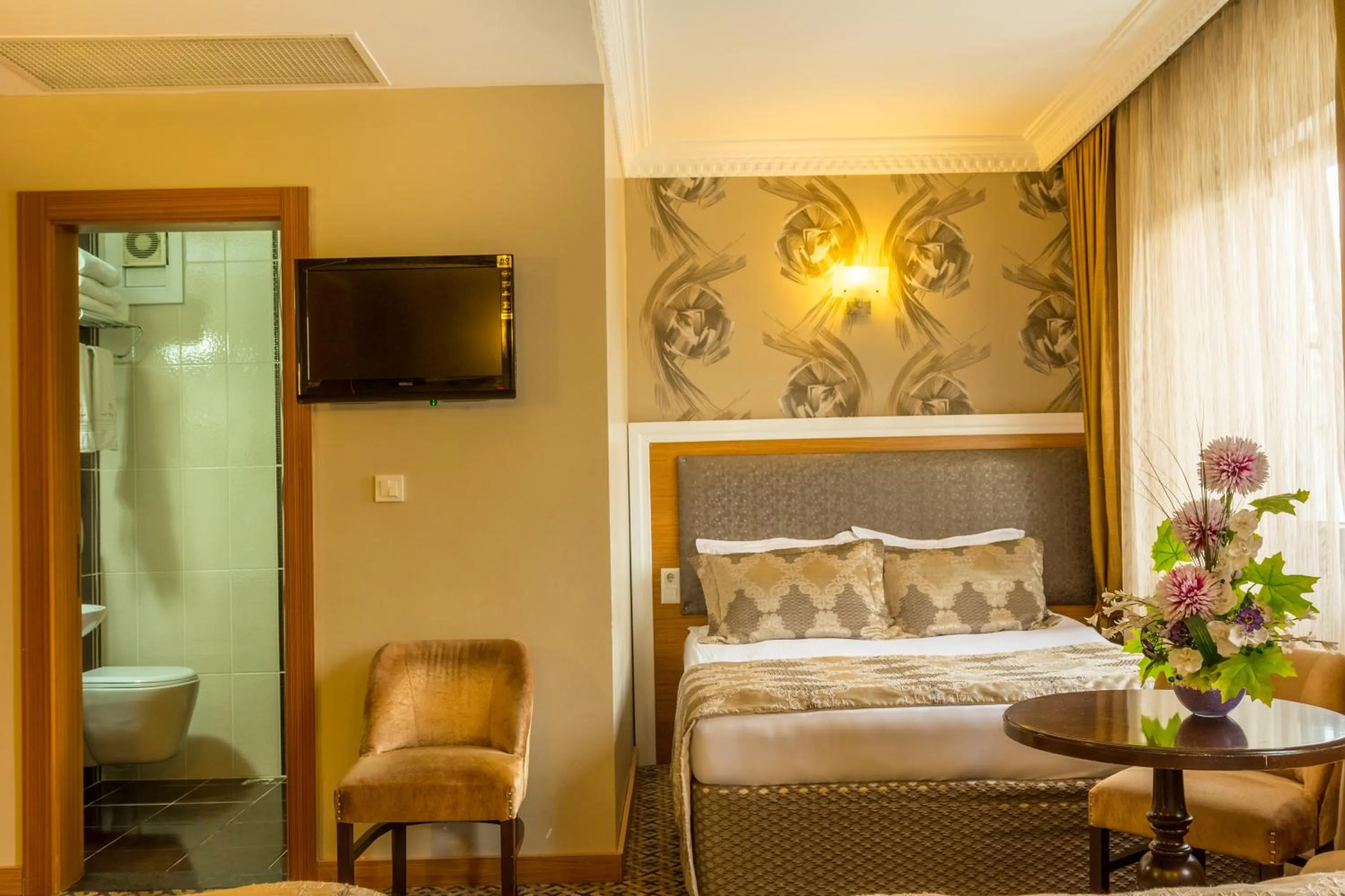 Photo of the whole room, Bed in Grand Rosa Hotel