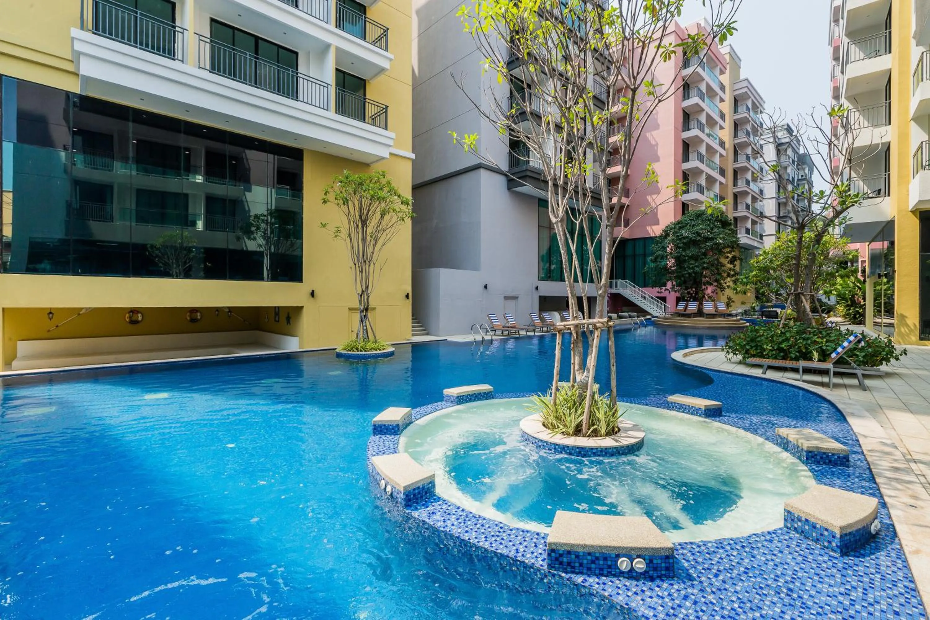 Swimming pool in Citrus Grande Hotel Pattaya by Compass Hospitality