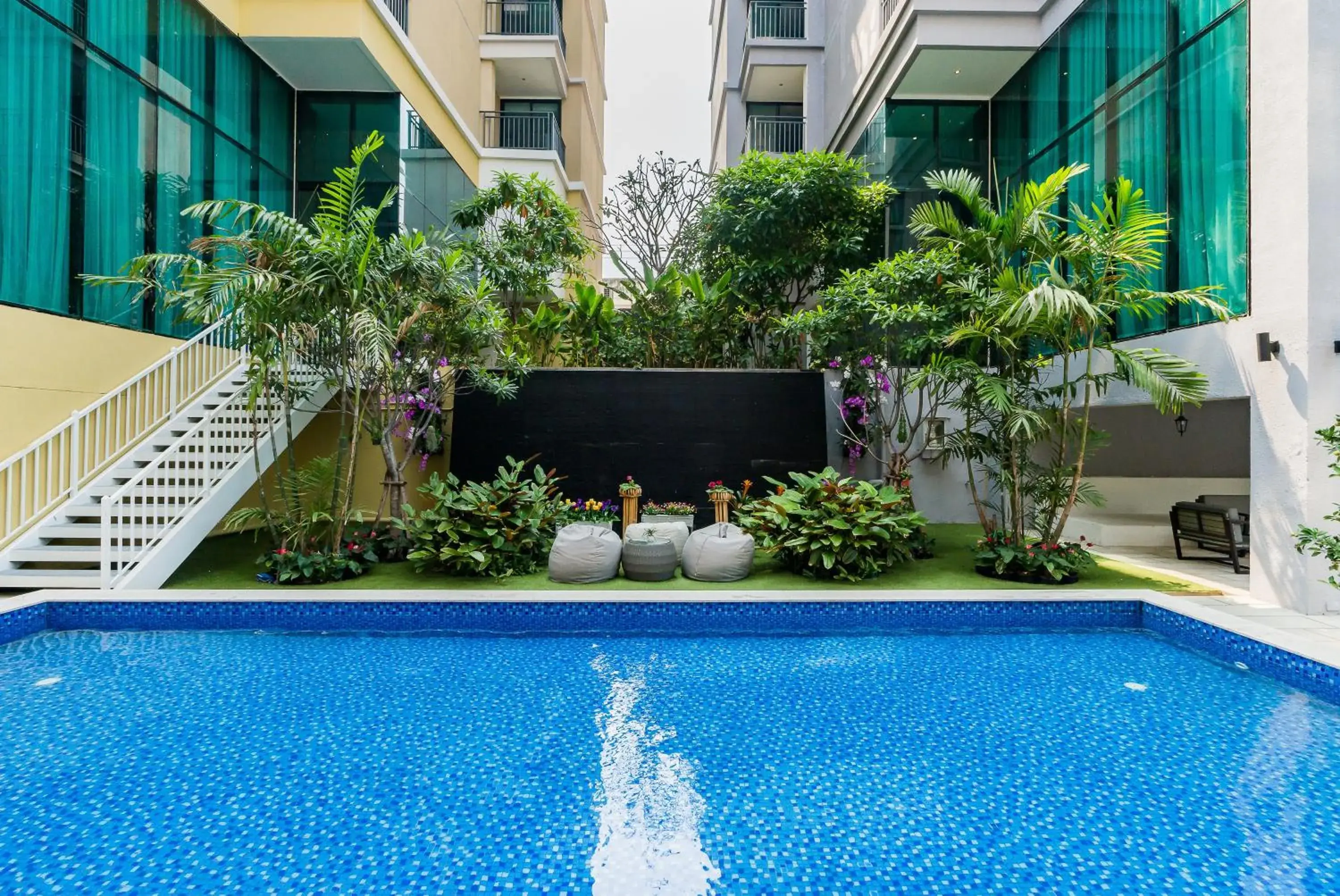 Swimming pool in Citrus Grande Hotel Pattaya by Compass Hospitality Swimming pool in Citrus Grande Hotel Pattaya by Compass Hospitality