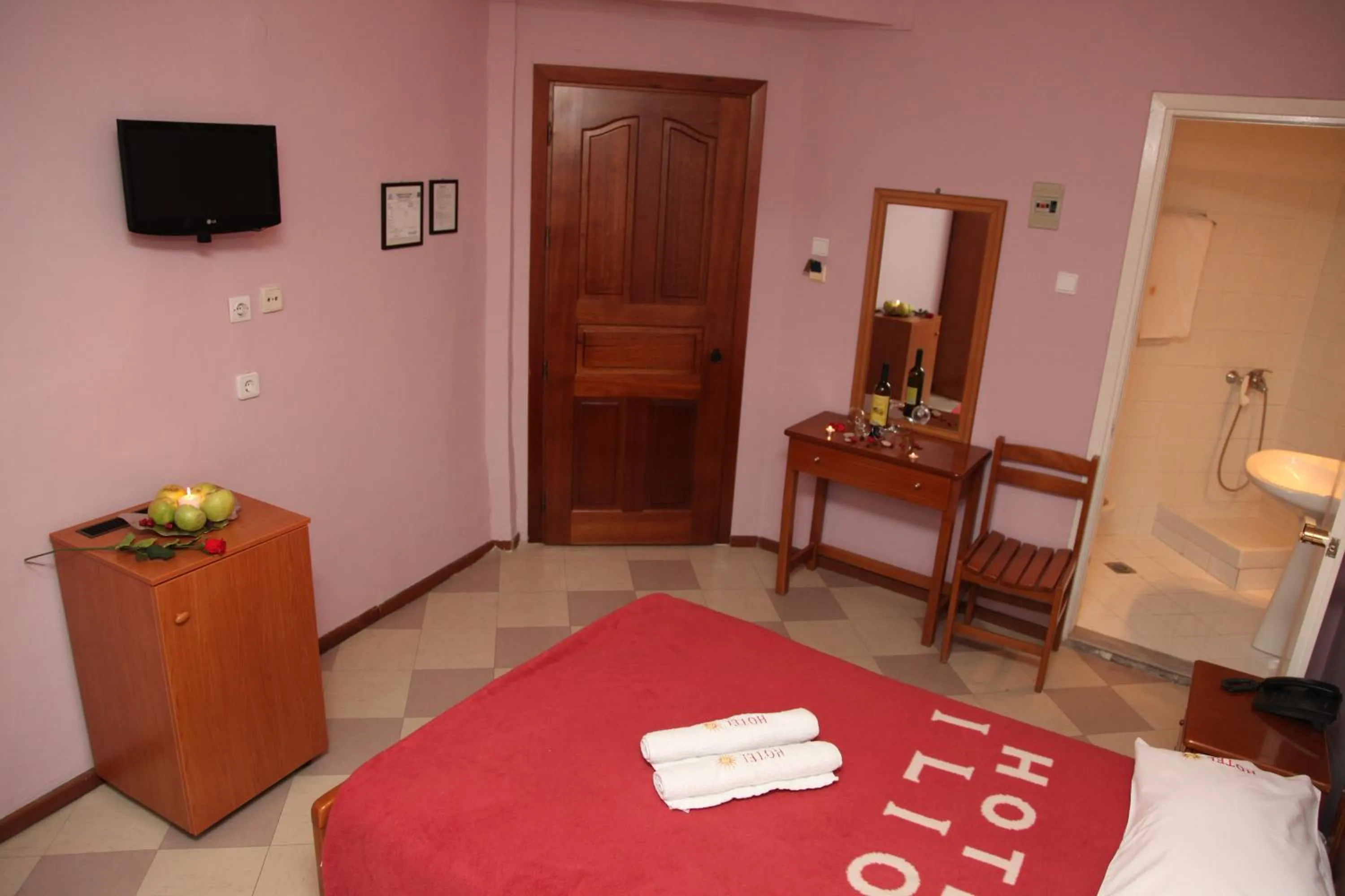 Photo of the whole room, Bed in Ilios