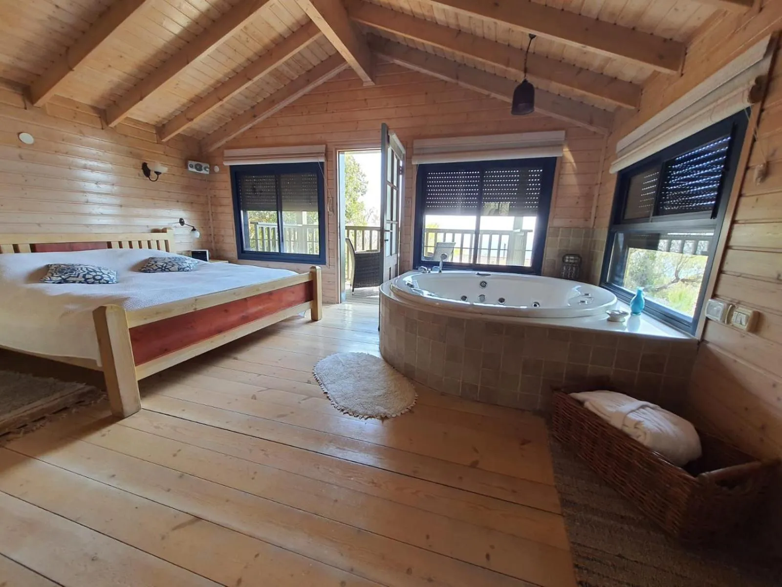 Hot Tub, Bed in Eretz Hagalil - Land of Galilee