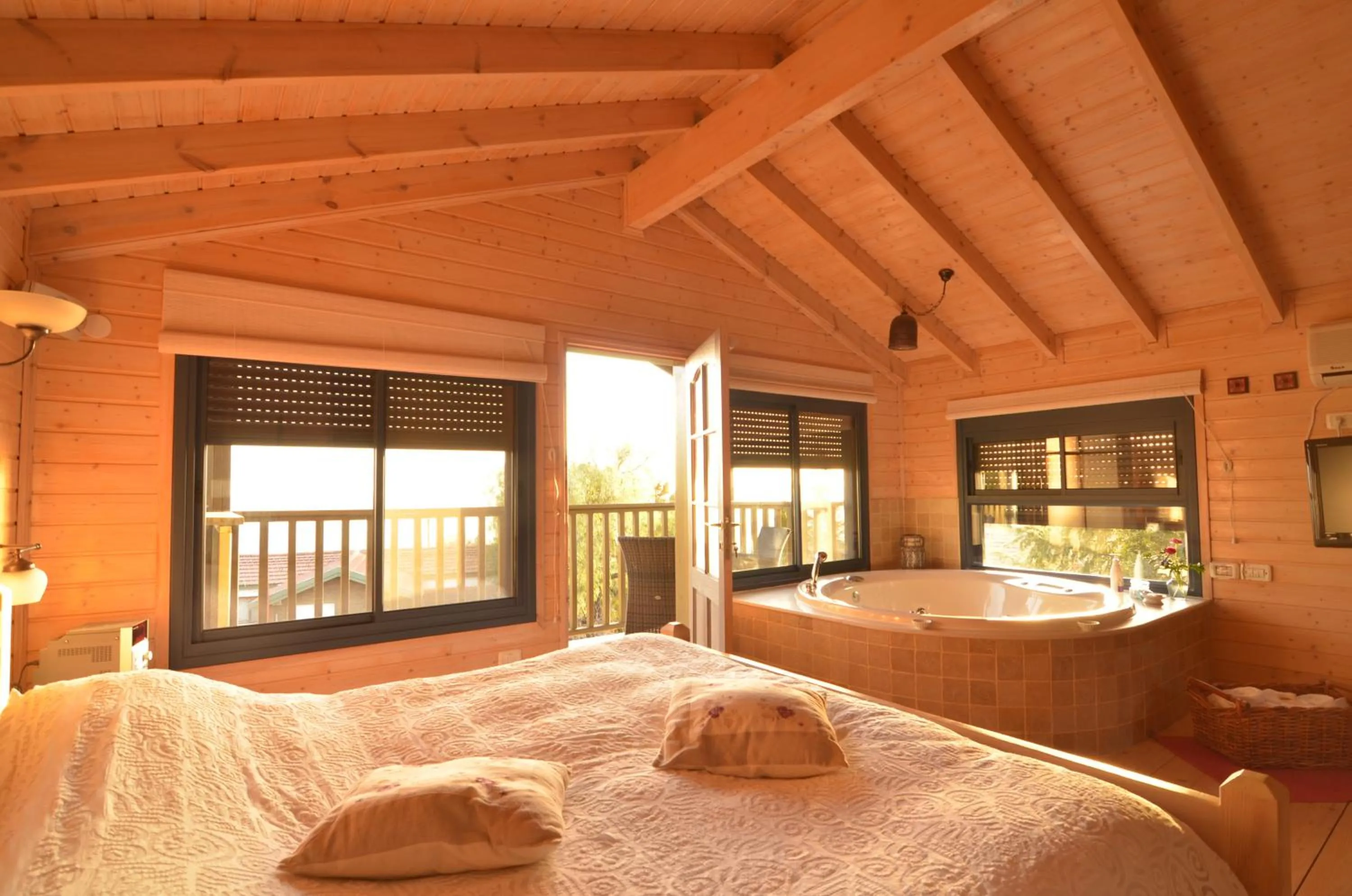 Hot Tub, Bed in Eretz Hagalil - Land of Galilee