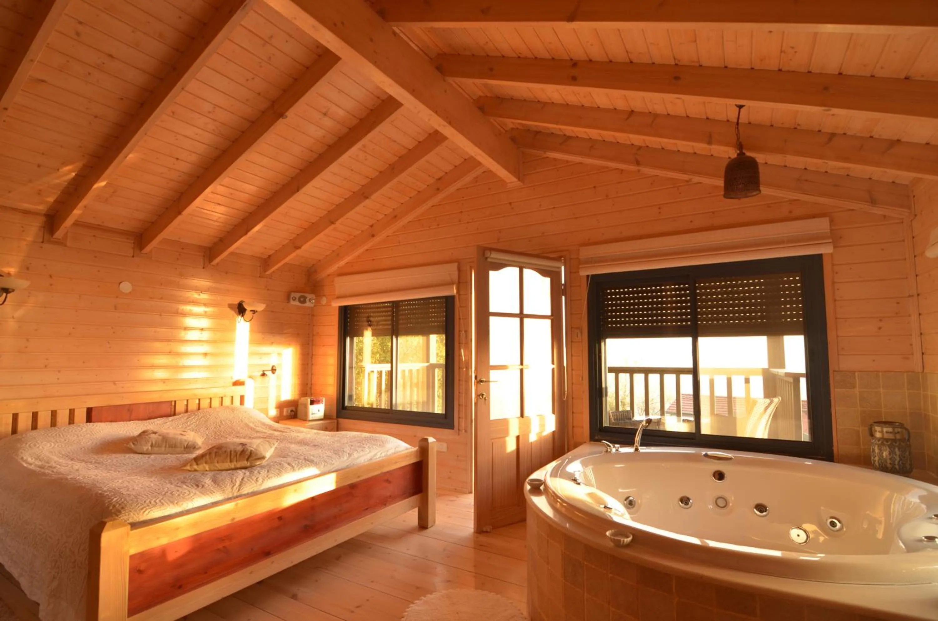 Hot Tub, Bed in Eretz Hagalil - Land of Galilee