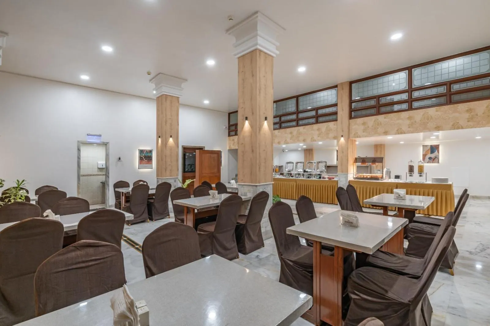 Restaurant/places to eat in Hotel Apex