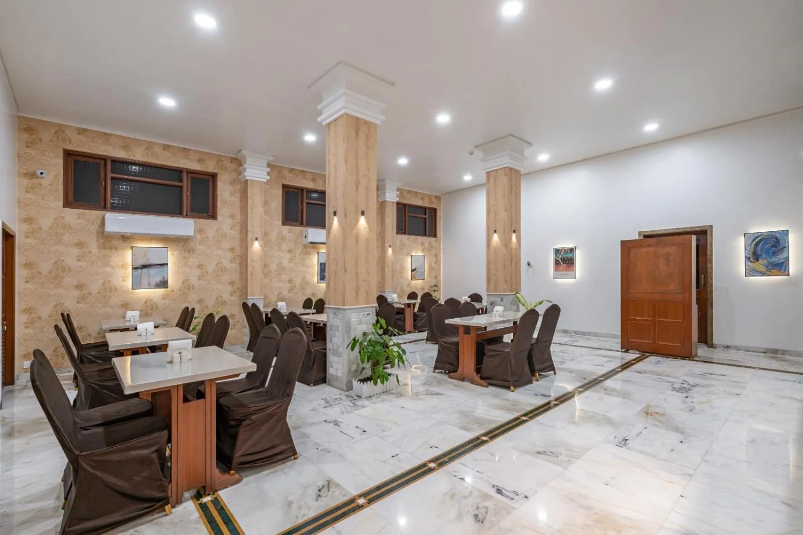 Restaurant/places to eat in Hotel Apex